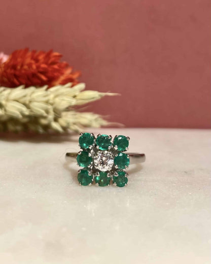 Bague Marguerite 8 Emeraudes et Diamant &quot;Kika&quot; - Elliade Paris