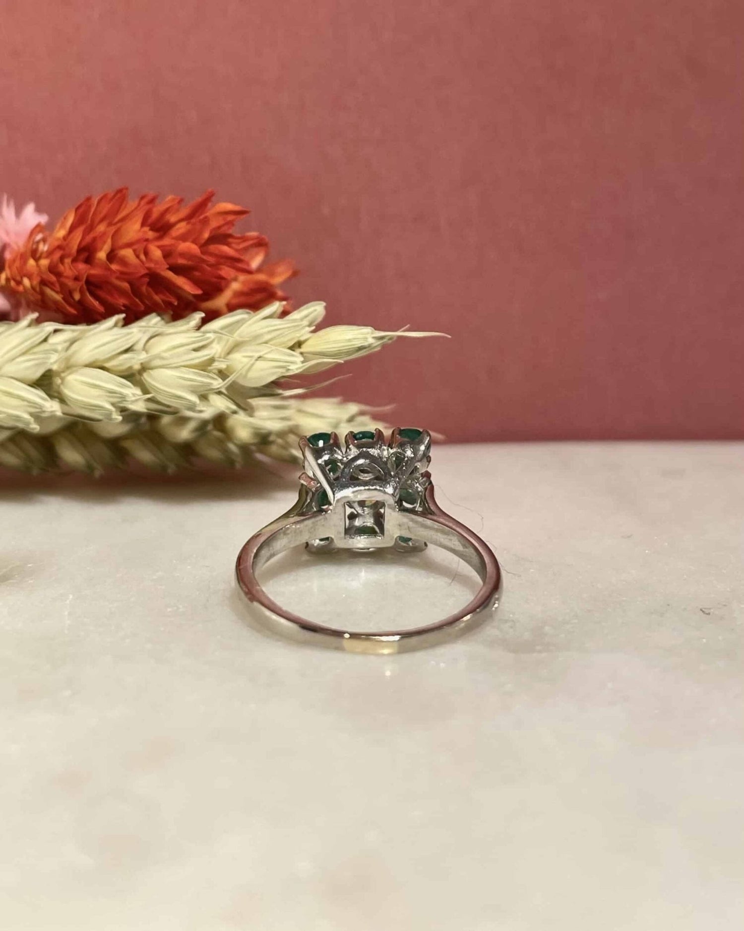 Bague Marguerite 8 Emeraudes et Diamant &quot;Kika&quot; - Elliade Paris