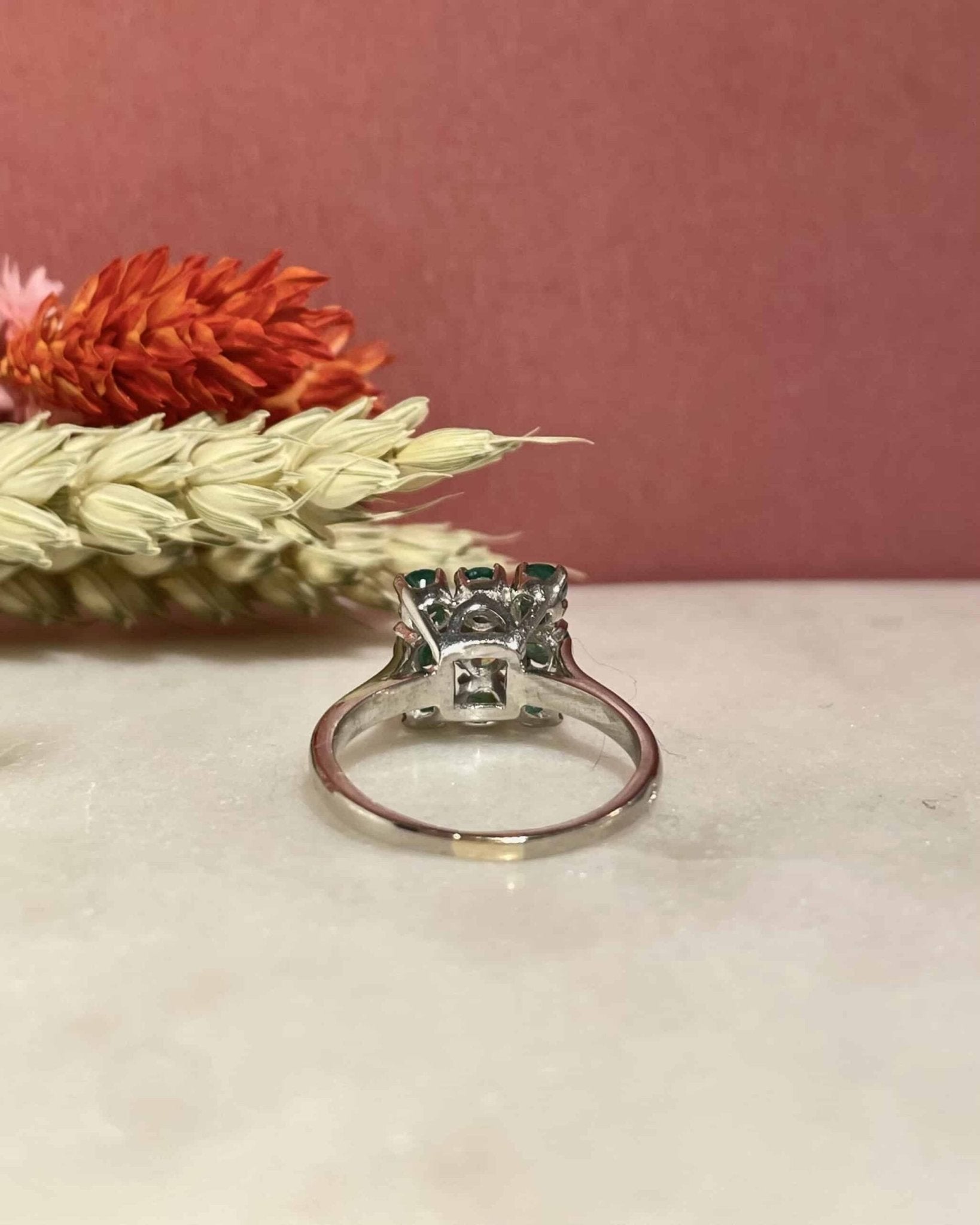 Bague Marguerite 8 Emeraudes et Diamant &quot;Kika&quot; - Elliade Paris