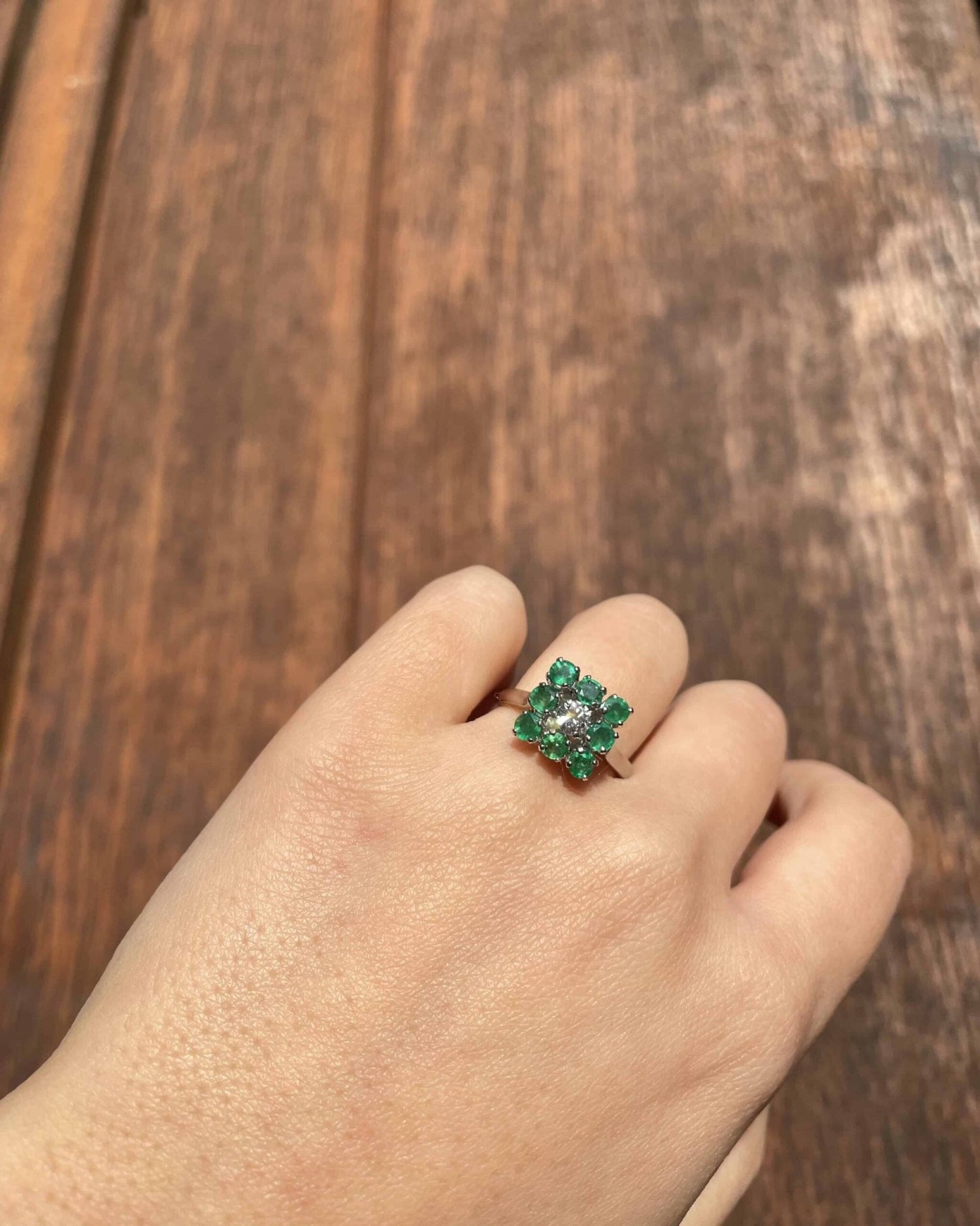 Bague Marguerite 8 Emeraudes et Diamant &quot;Kika&quot; - Elliade Paris