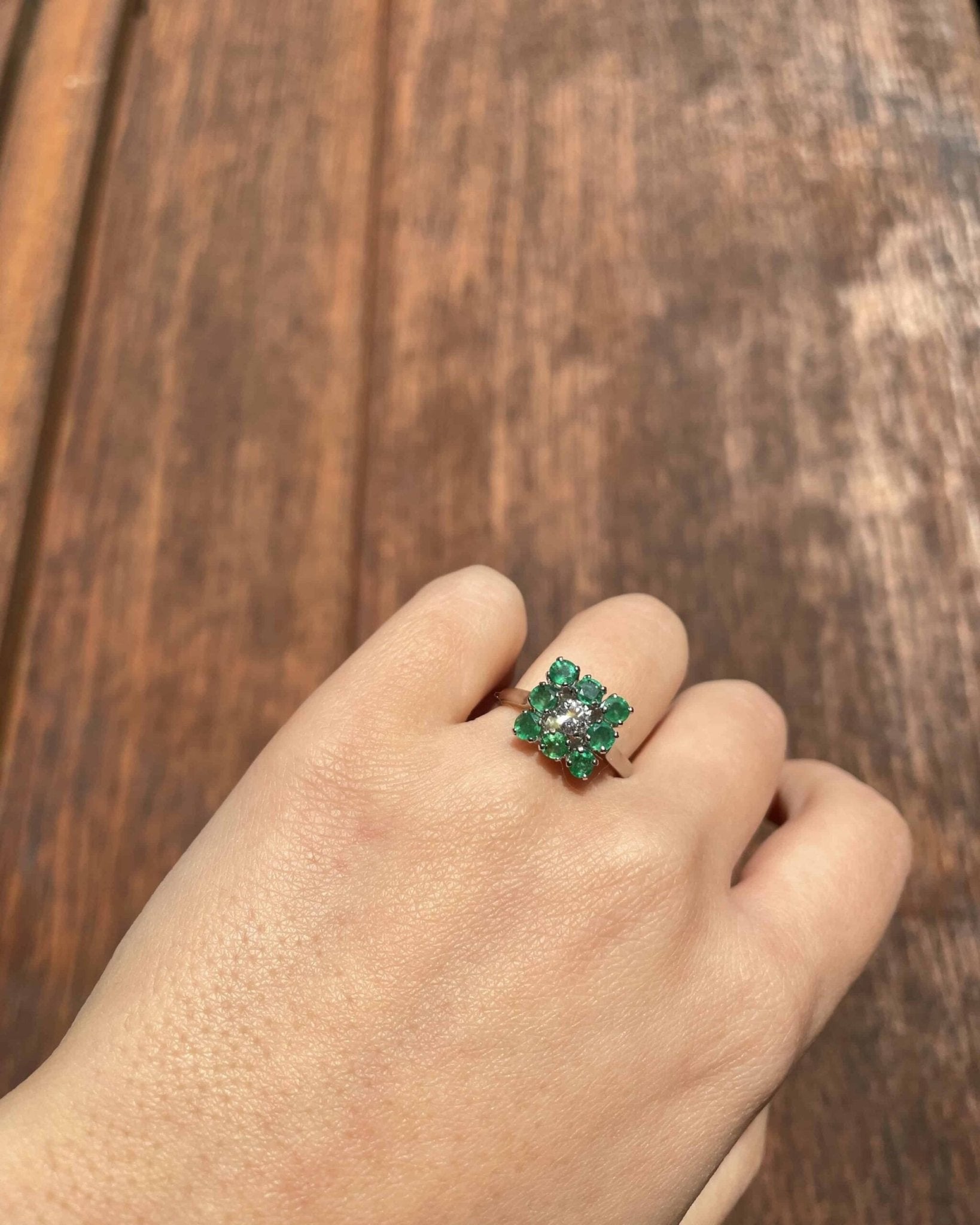 Bague Marguerite 8 Emeraudes et Diamant "Kika" - Elliade Paris