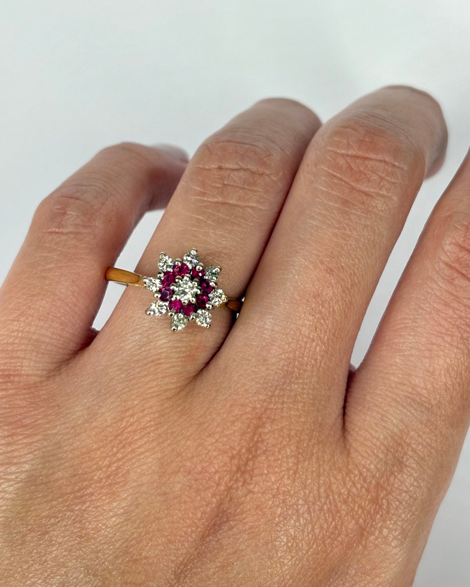 Bague Marguerite 8 Rubis &amp; 9 Diamants "Faustine" - Elliade Paris