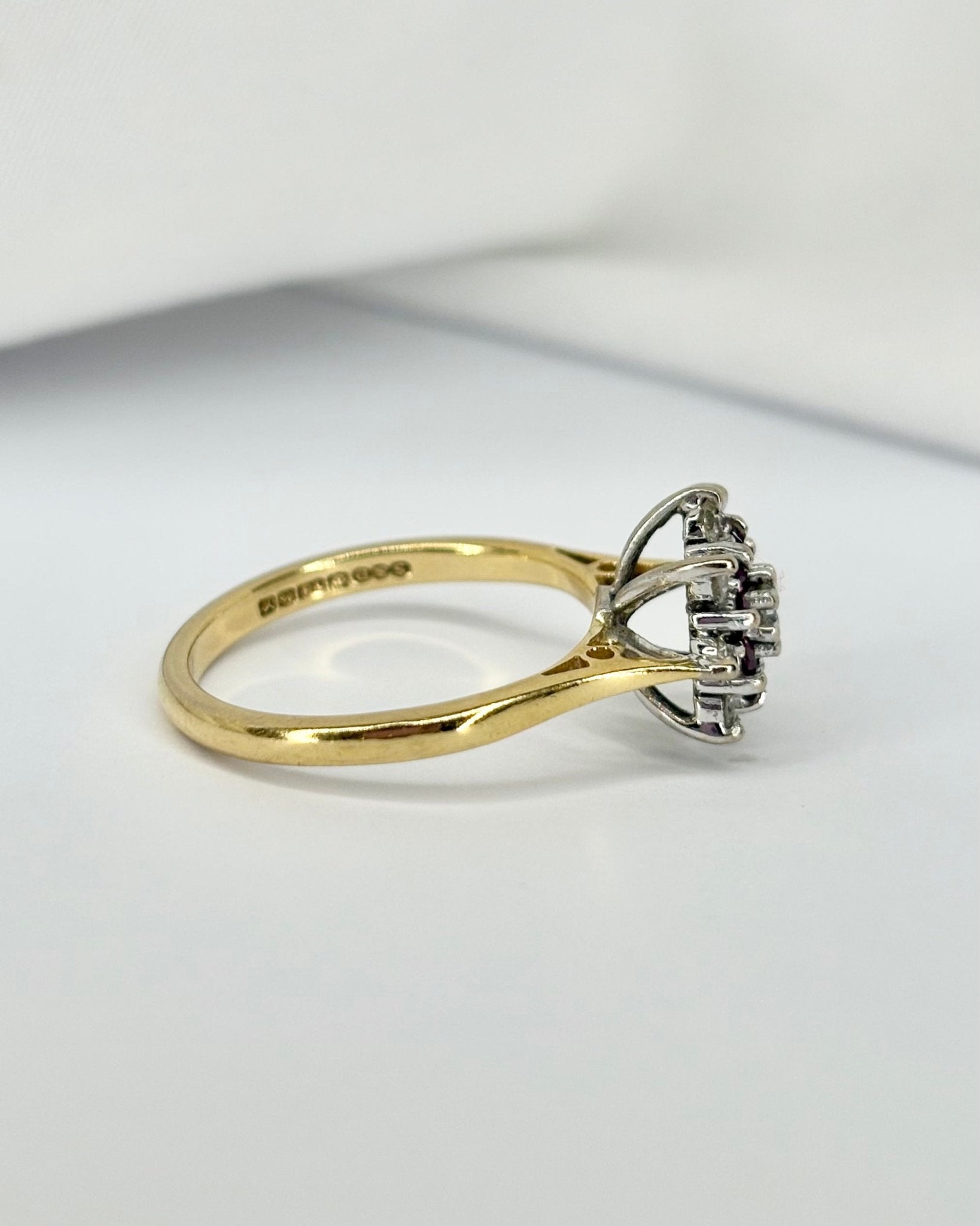 Bague Marguerite 8 Rubis &amp; 9 Diamants "Faustine" - Elliade Paris