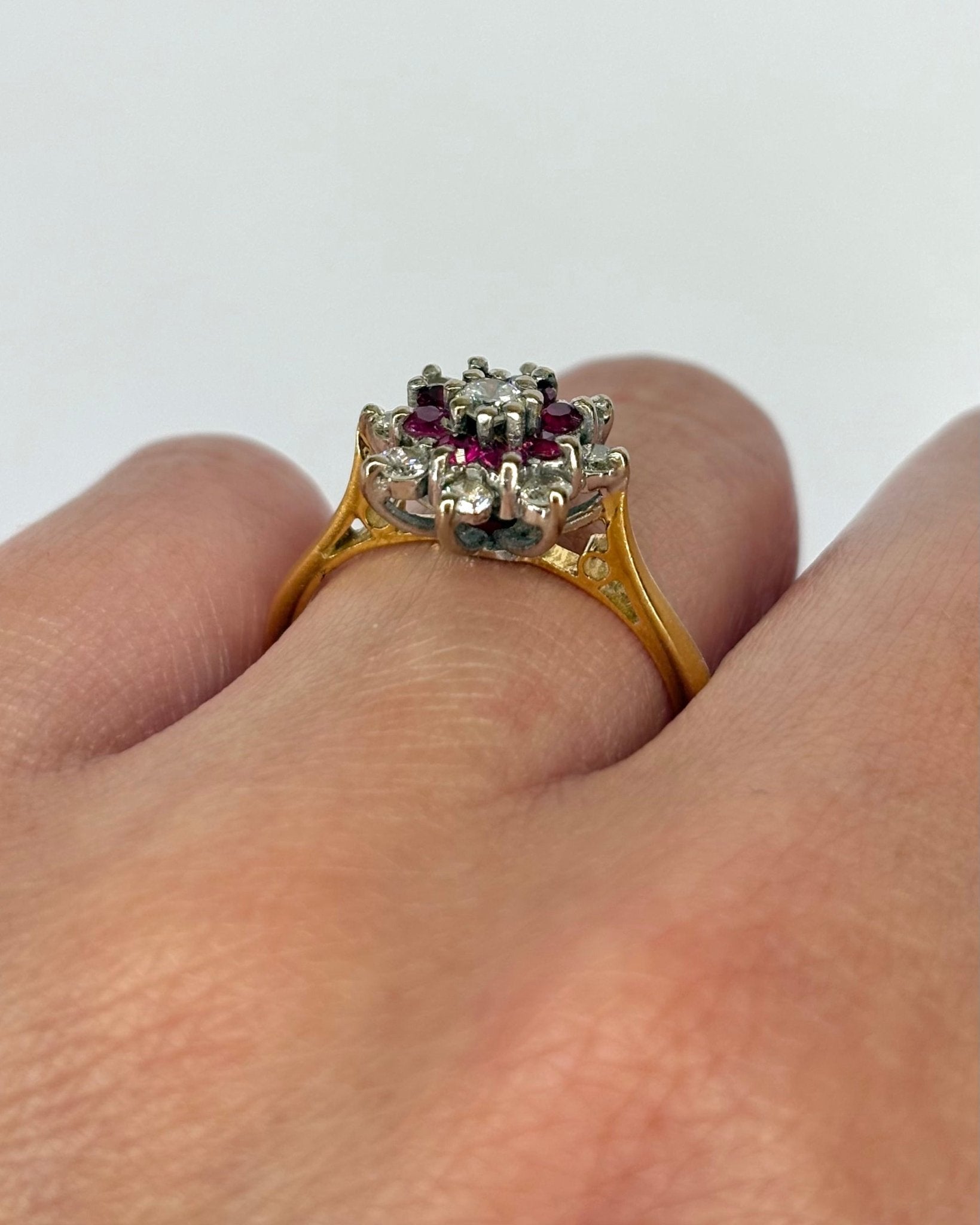 Bague Marguerite 8 Rubis &amp; 9 Diamants &quot;Faustine&quot; - Elliade Paris