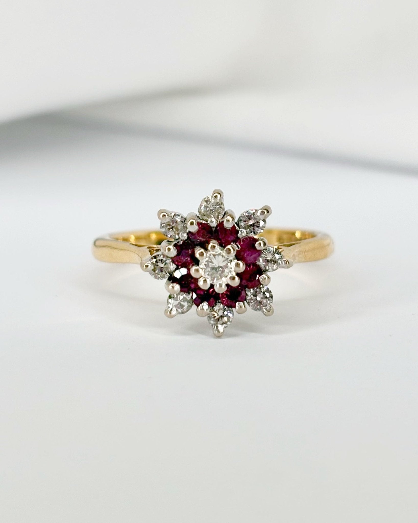 Bague Marguerite 8 Rubis &amp; 9 Diamants "Faustine" - Elliade Paris
