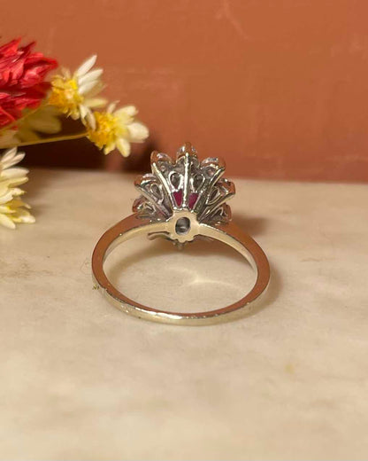 &quot;Eloïse&quot; Anillo con margaritas de diamantes y rubíes de 1,20 quilates