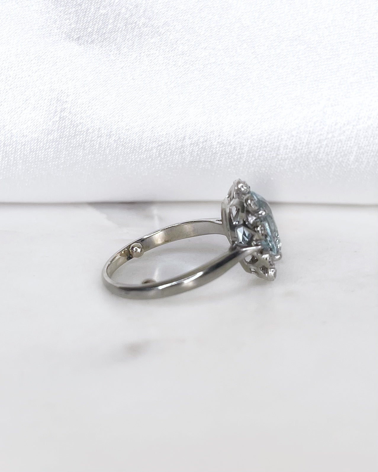 Bague Marguerite Aigue - Marine 2.30 carats &amp; Diamants &quot;Inaya&quot; - Elliade Paris