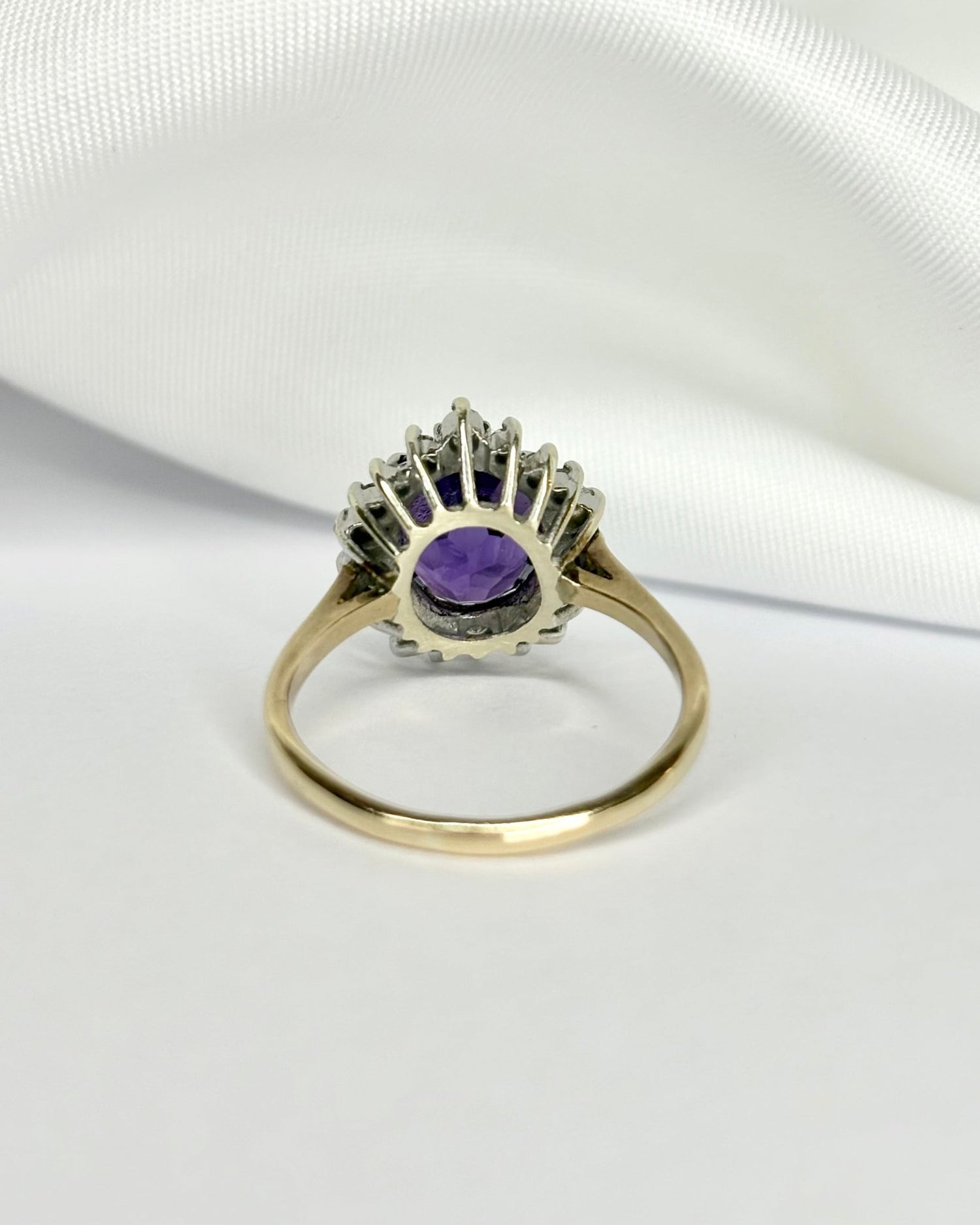 Bague Marguerite Améthyste 2.40 carats &amp; 18 Diamants "Sam" - Elliade Paris