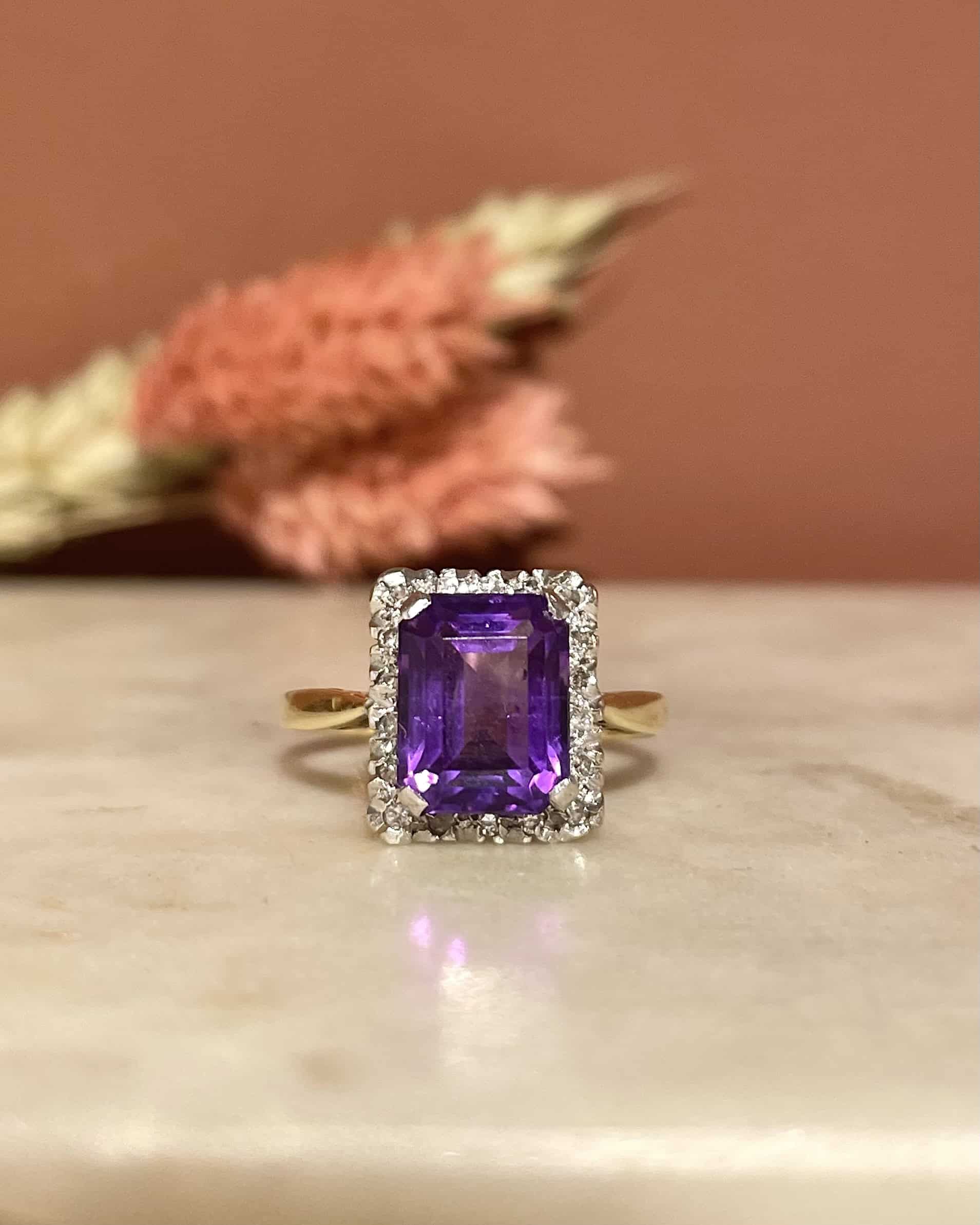 Anillo "Adriana" de margarita con amatista y diamantes de 2,35 quilates 