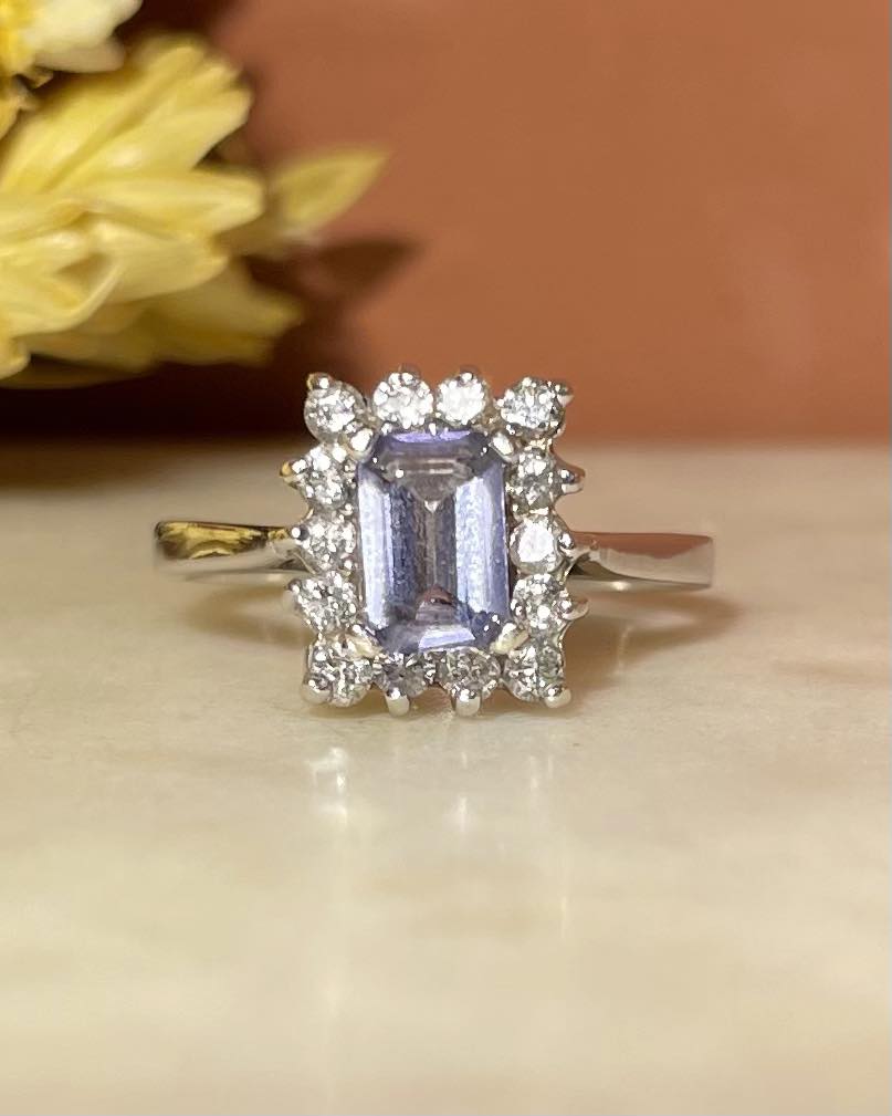 Anillo "Tressie" con margaritas de tanzanita y diamantes