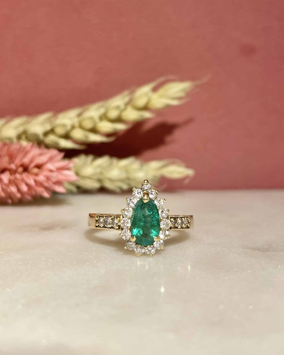 Bague Marguerite Émeraude 0.68 carat &amp; Diamants &quot;Nelia&quot;
