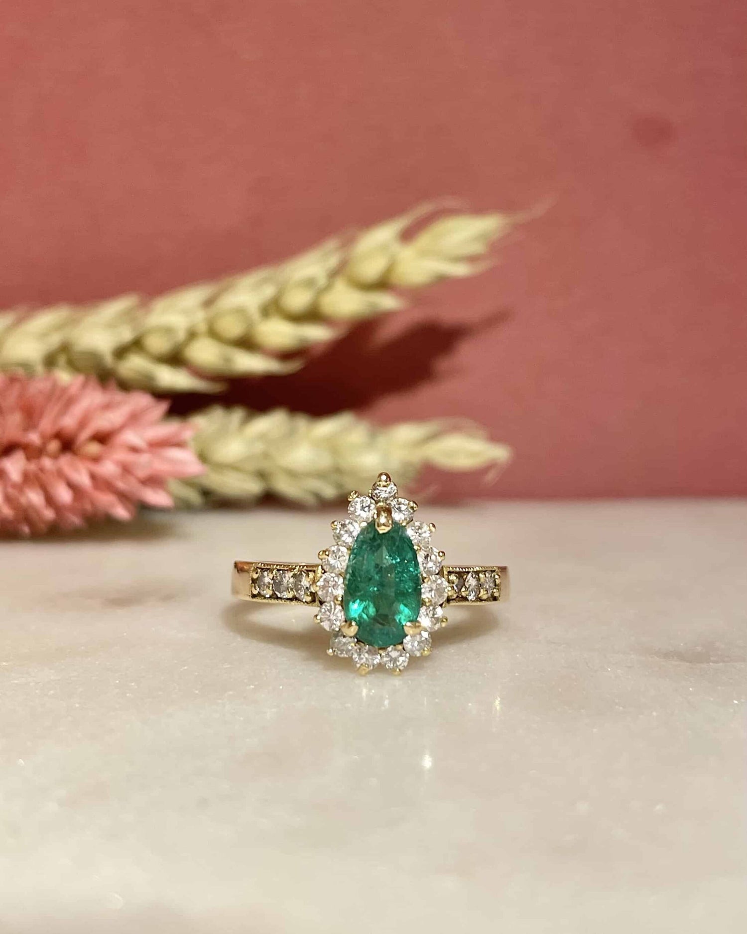 Bague Marguerite Émeraude 0.68 carat &amp; Diamants &quot;Nelia&quot;