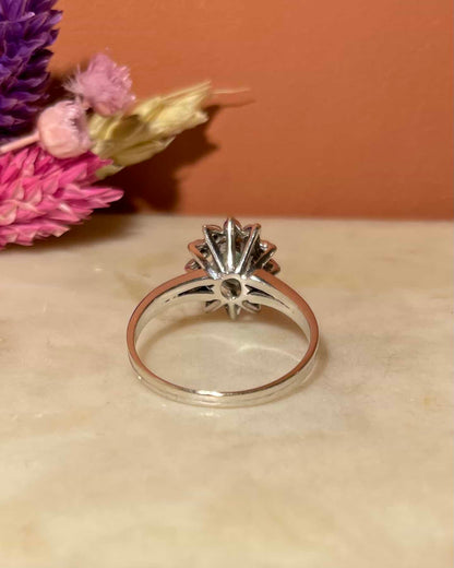 Anillo de margarita esmeralda de 0,60 quilates y 12 diamantes &quot;Azalea&quot;