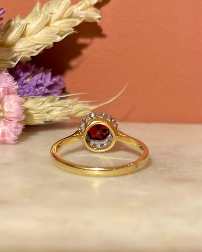 Anillo de margaritas de granate y diamantes &quot;Blayze&quot;