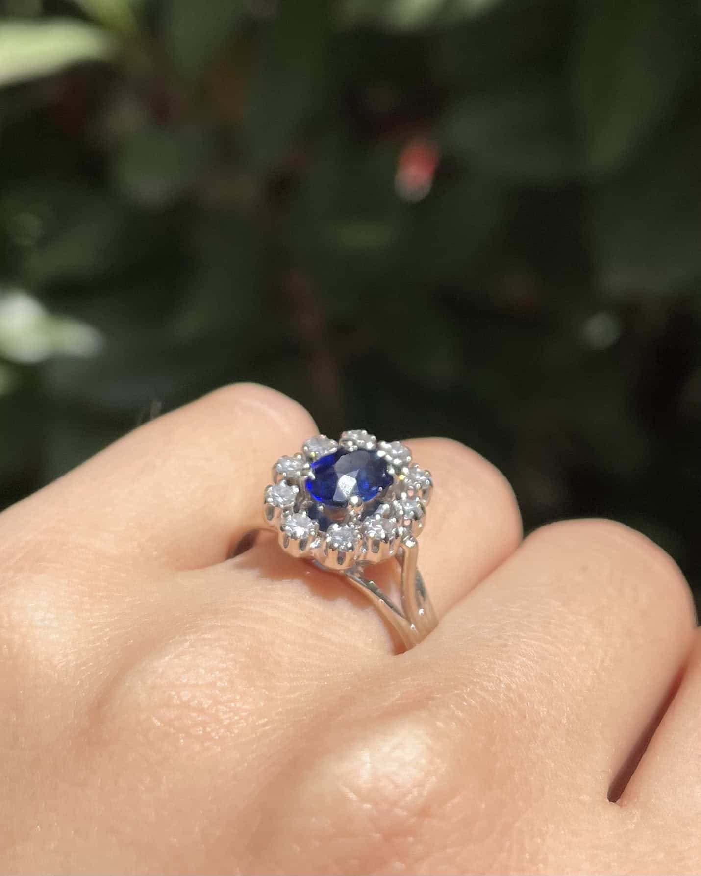 Anillo "Marina" con margaritas de zafiro y diamantes