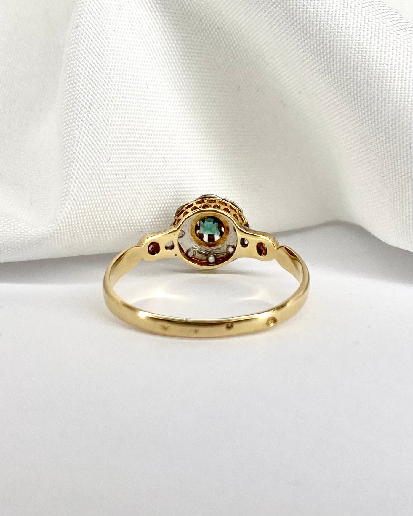 Bague Marguerite Art - Déco Émeraude 0.10 ct &amp; 10 Diamants &quot;Augustine&quot; - Elliade Paris