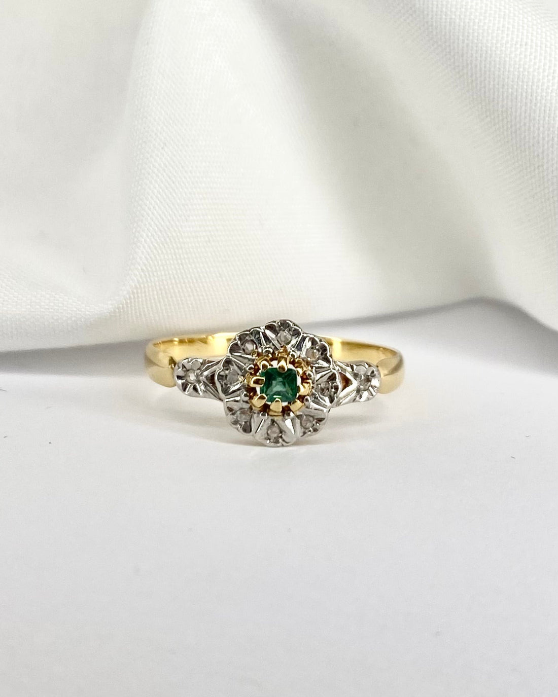 Bague Marguerite Art - Déco Émeraude 0.10 ct & 10 Diamants "Augustine" - Elliade Paris