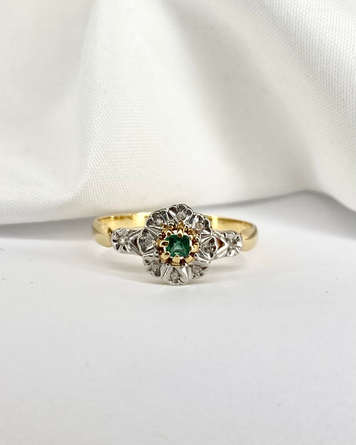 Bague Marguerite Art - Déco Émeraude 0.10 ct &amp; 10 Diamants &quot;Augustine&quot; - Elliade Paris