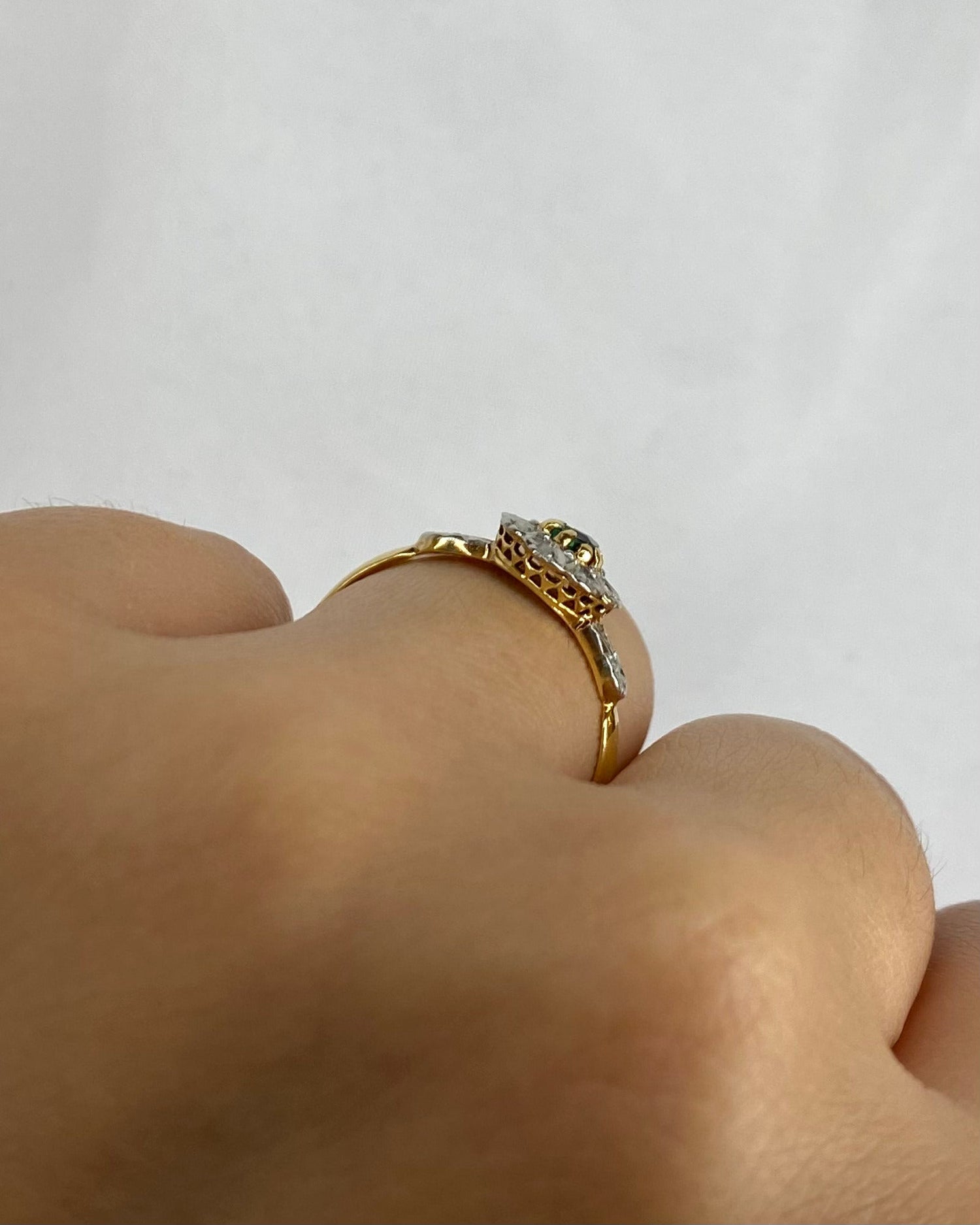 Bague Marguerite Art - Déco Émeraude 0.10 ct &amp; 10 Diamants &quot;Augustine&quot; - Elliade Paris