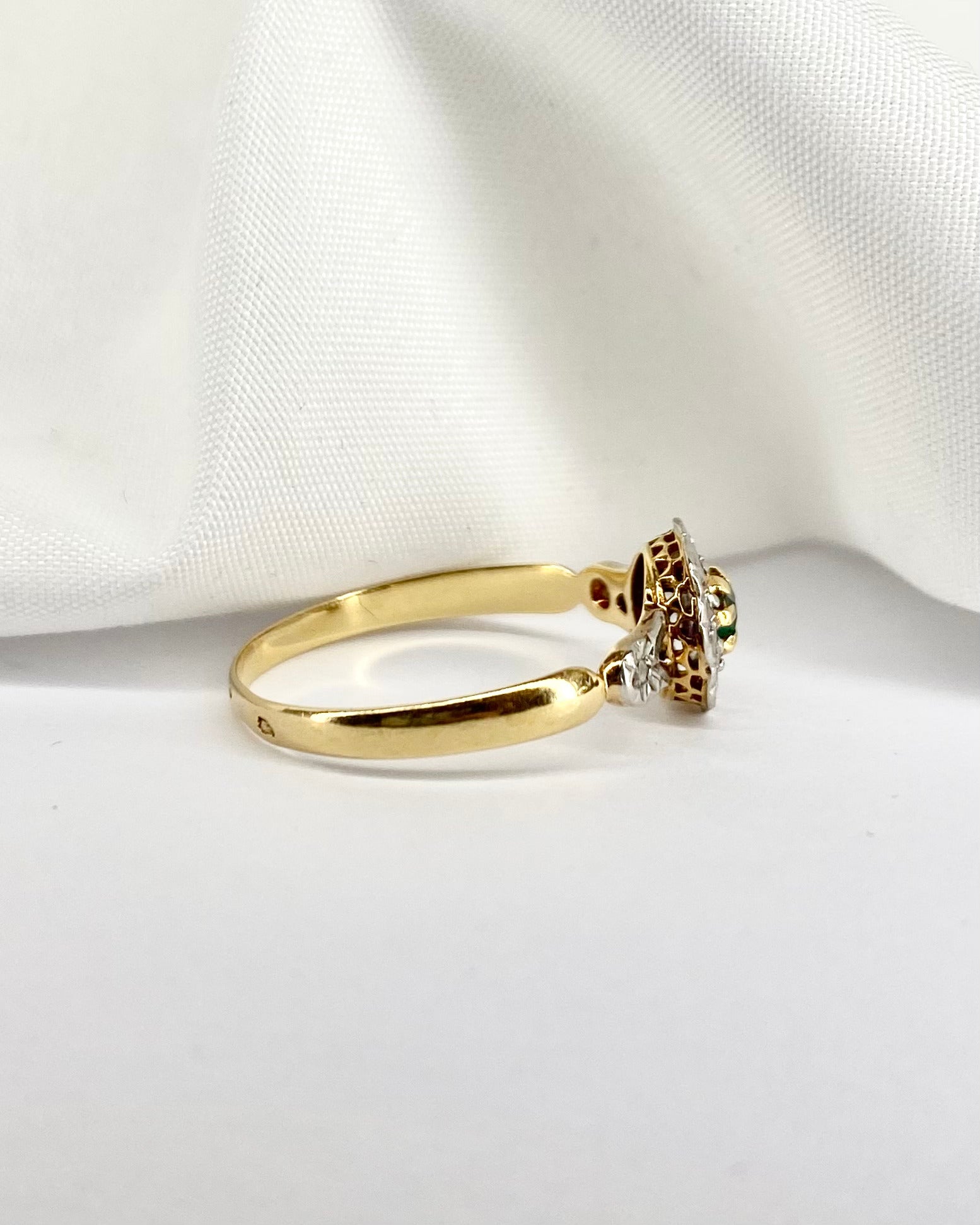 Bague Marguerite Art - Déco Émeraude 0.10 ct &amp; 10 Diamants &quot;Augustine&quot; - Elliade Paris