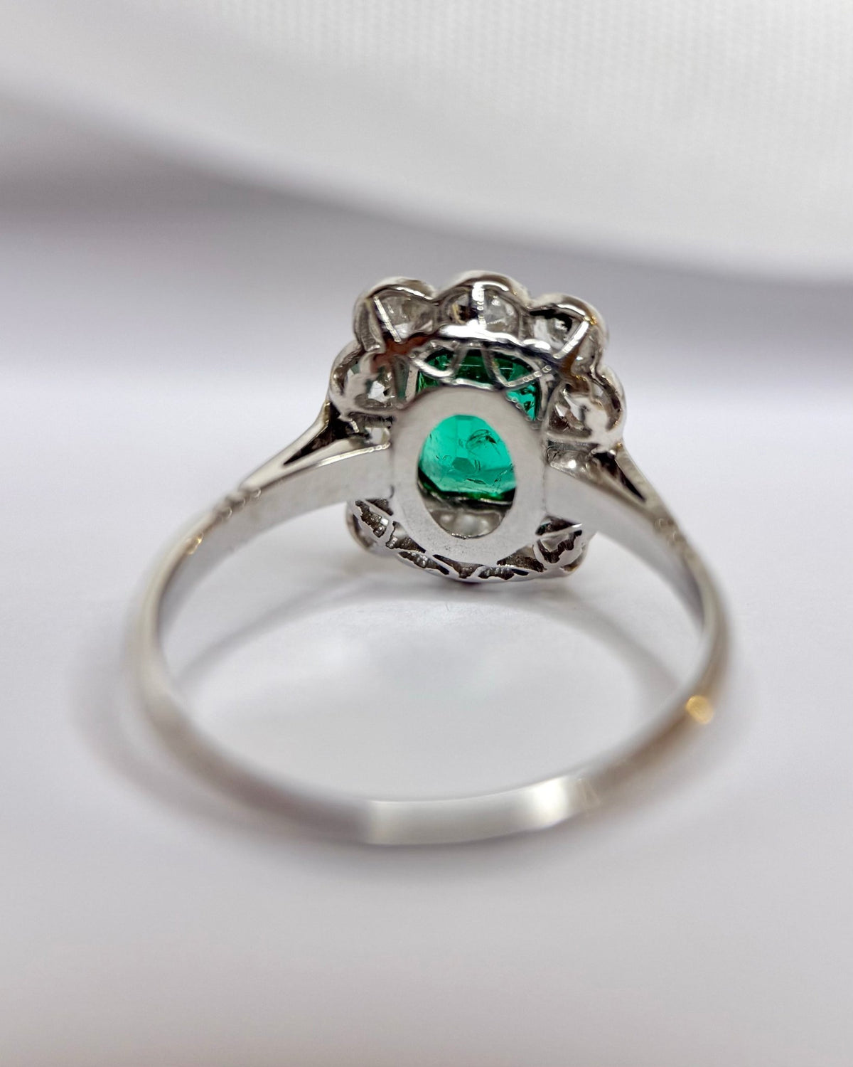 Bague Marguerite Art-Déco Émeraude 0.56 carat &amp; Diamants 0.55 carat "Flore" - Elliade Paris