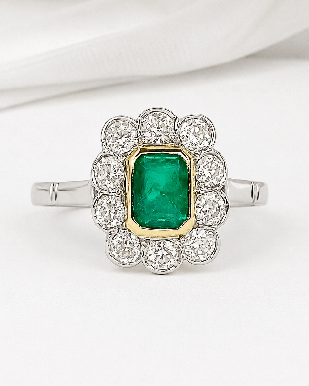 Bague Marguerite Art-Déco Émeraude 0.56 carat &amp; Diamants 0.55 carat "Flore" - Elliade Paris