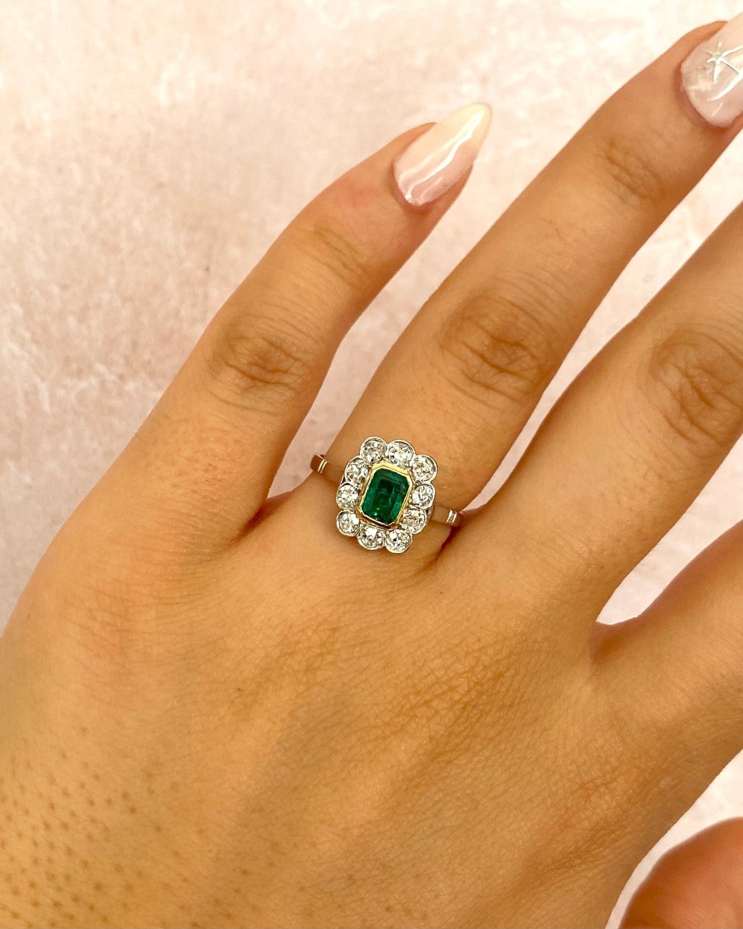 Bague Marguerite Art-Déco Émeraude 0.56 carat &amp; Diamants 0.55 carat "Flore" - Elliade Paris