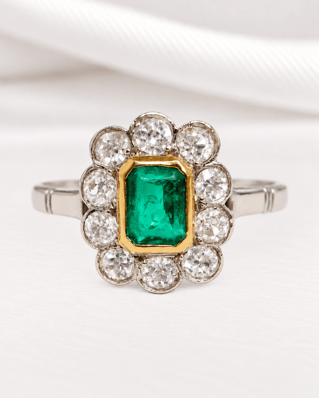 Bague Marguerite Art-Déco Émeraude 0.56 carat &amp; Diamants 0.55 carat "Flore" - Elliade Paris