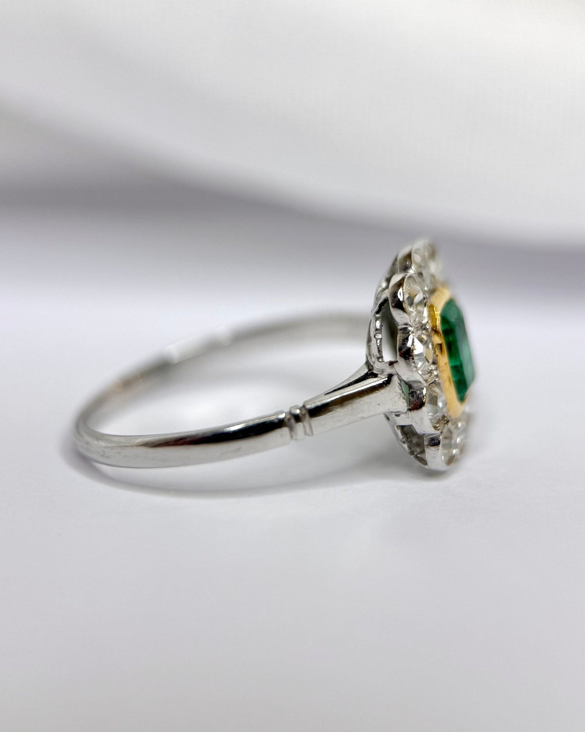 Bague Marguerite Art-Déco Émeraude 0.56 carat &amp; Diamants 0.55 carat "Flore" - Elliade Paris