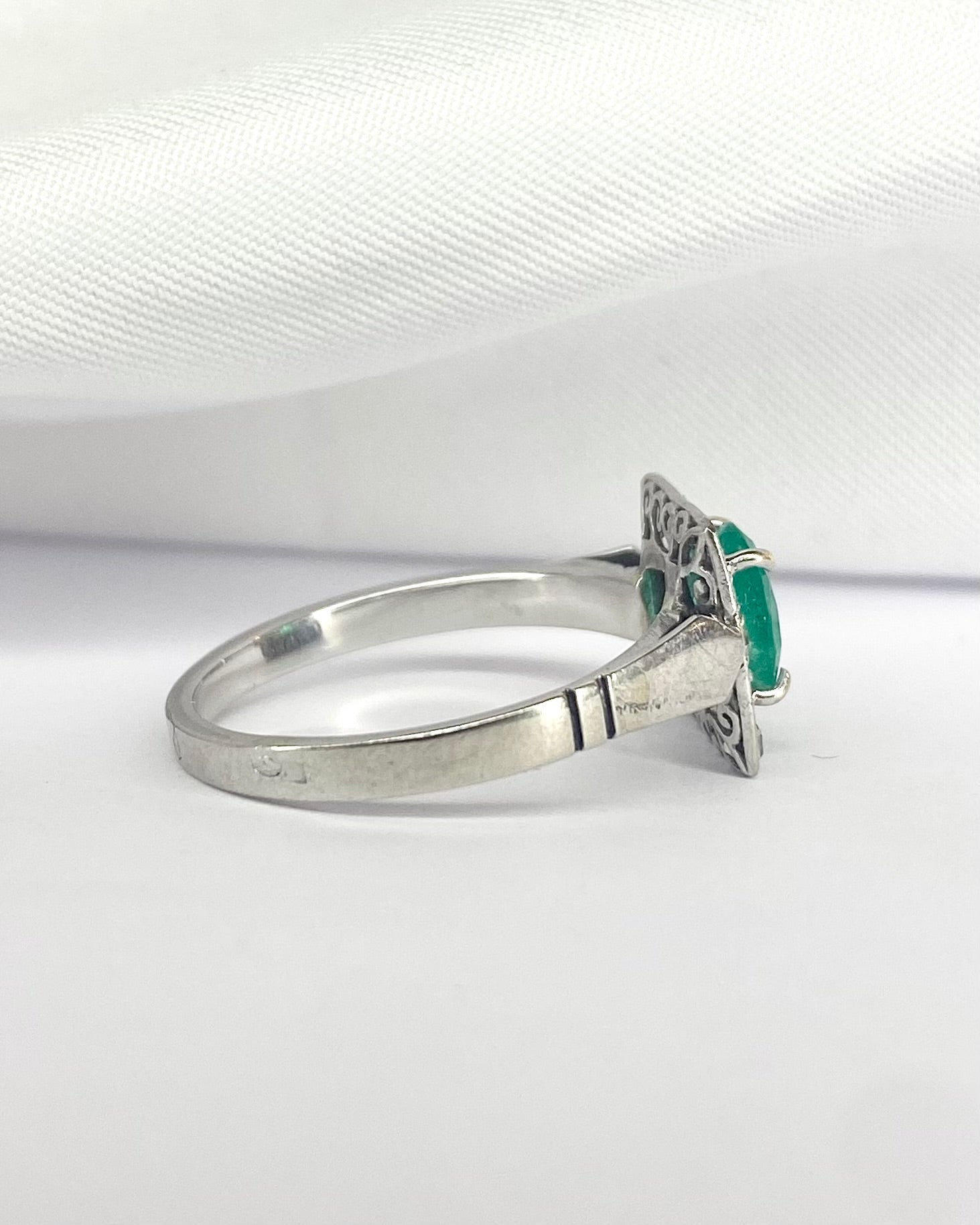 Bague Marguerite Art Déco Émeraude 0.95 carat &amp; Diamants 0.32 carat "Eglantine" - Elliade Paris