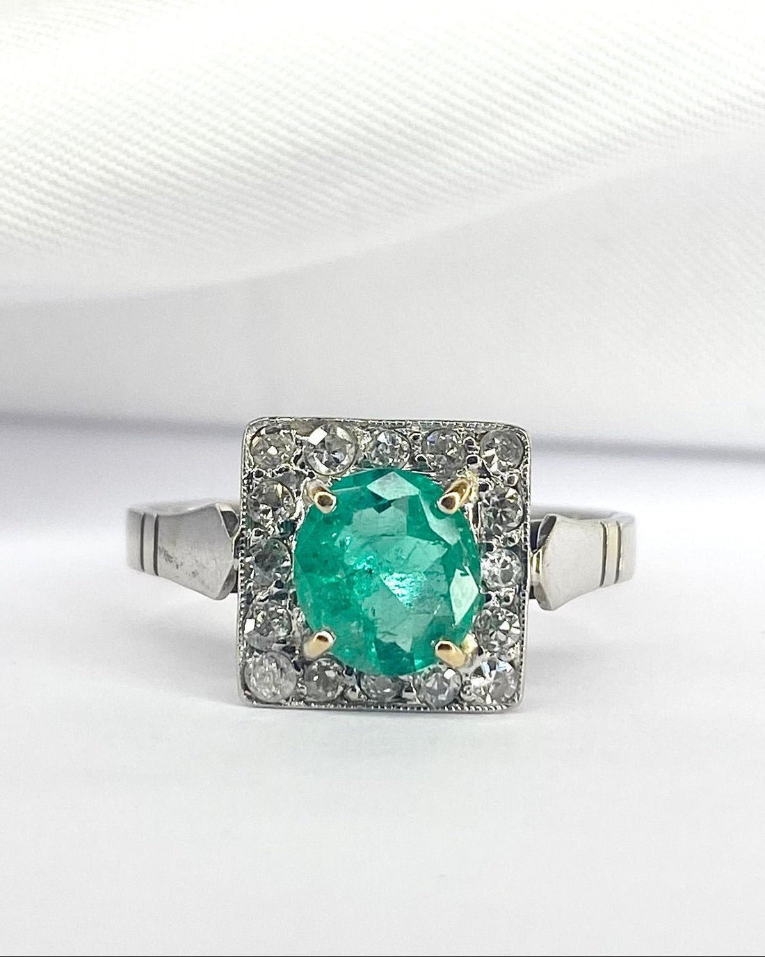 Bague Marguerite Art Déco Émeraude 0.95 carat &amp; Diamants 0.32 carat "Eglantine" - Elliade Paris