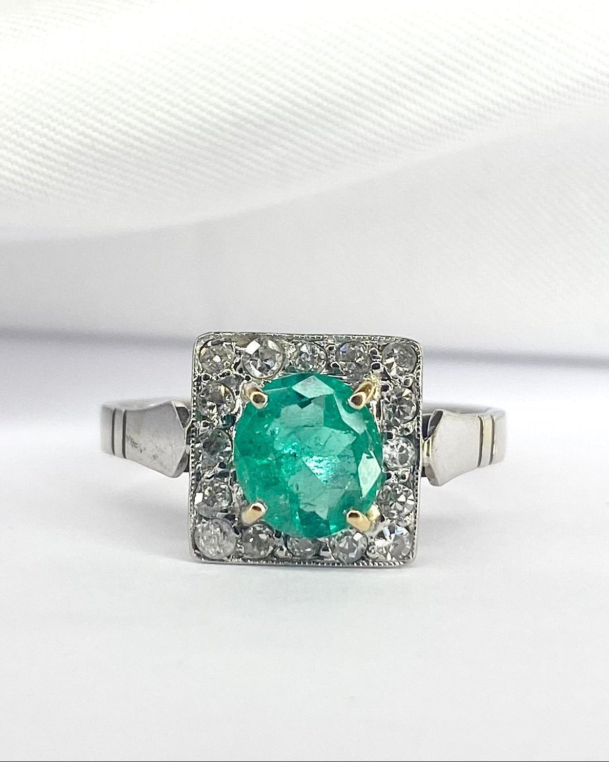 Bague Marguerite Art Déco Émeraude 0.95 carat &amp; Diamants 0.32 carat "Eglantine" - Elliade Paris