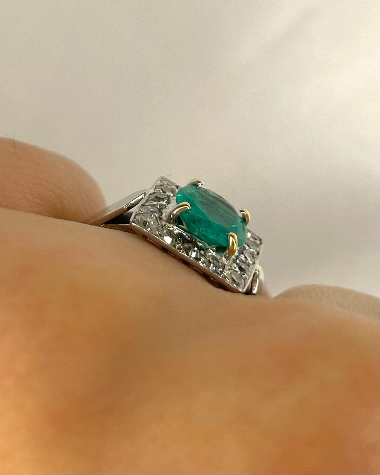 Bague Marguerite Art Déco Émeraude 0.95 carat &amp; Diamants 0.32 carat "Eglantine" - Elliade Paris