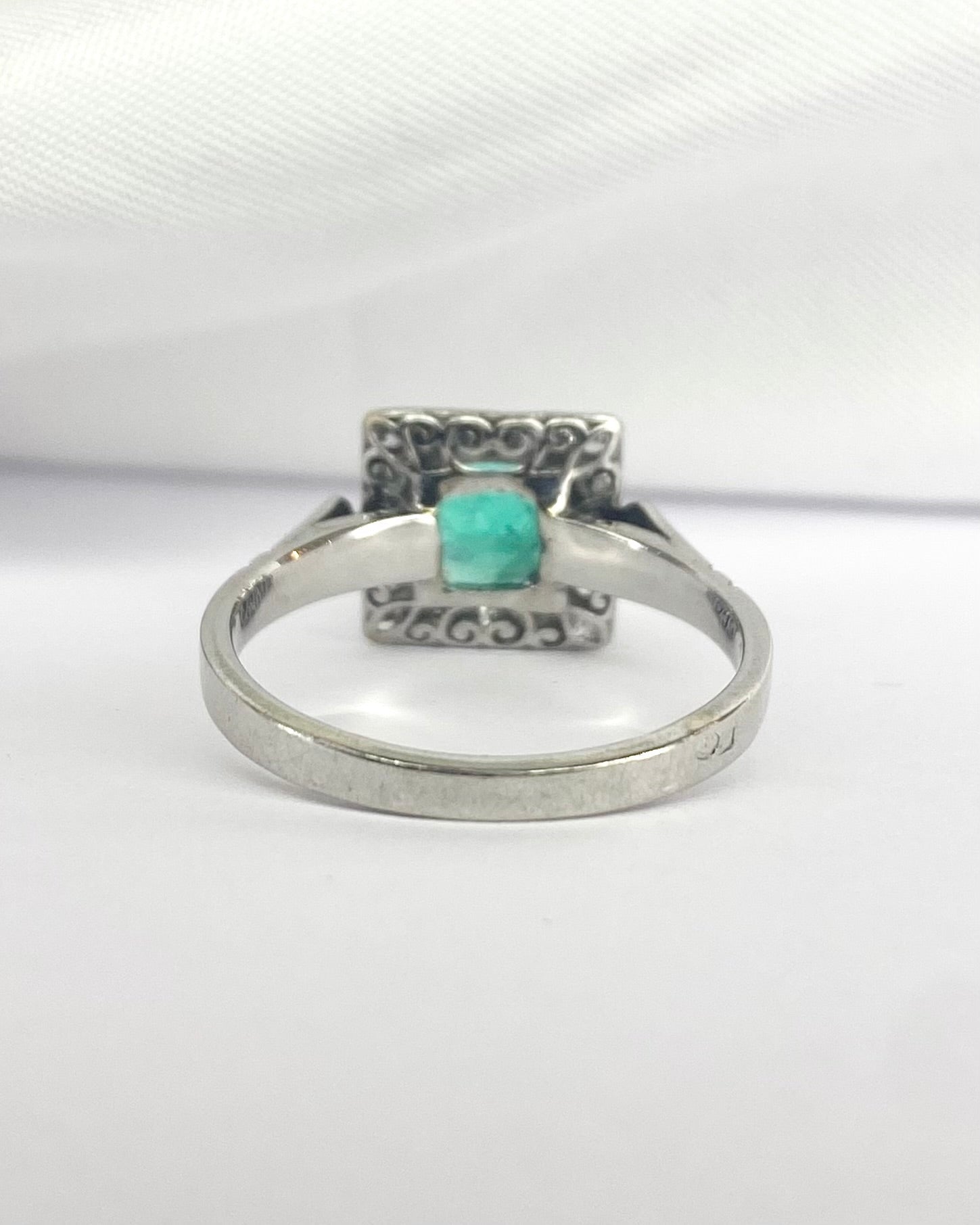 Bague Marguerite Art Déco Émeraude 0.95 carat &amp; Diamants 0.32 carat "Eglantine" - Elliade Paris