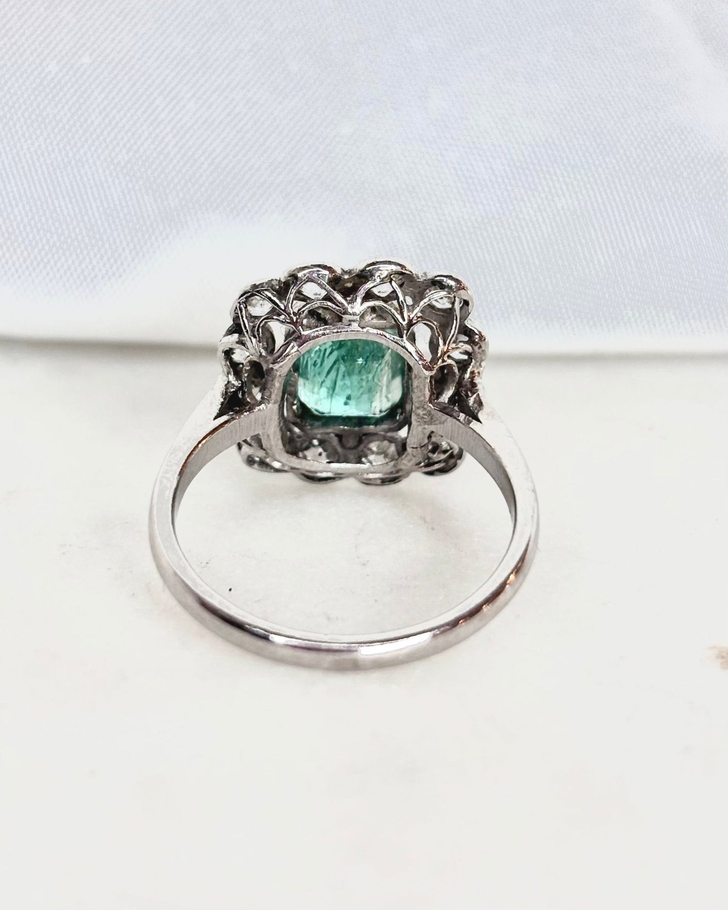 Bague Marguerite Art Déco Emeraude 2 carats &amp; Diamants &quot;Bertille&quot; - Elliade Paris