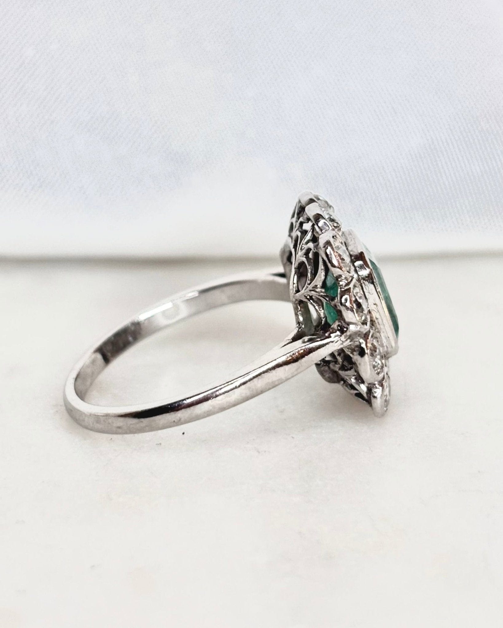 Bague Marguerite Art Déco Emeraude 2 carats &amp; Diamants "Bertille" - Elliade Paris