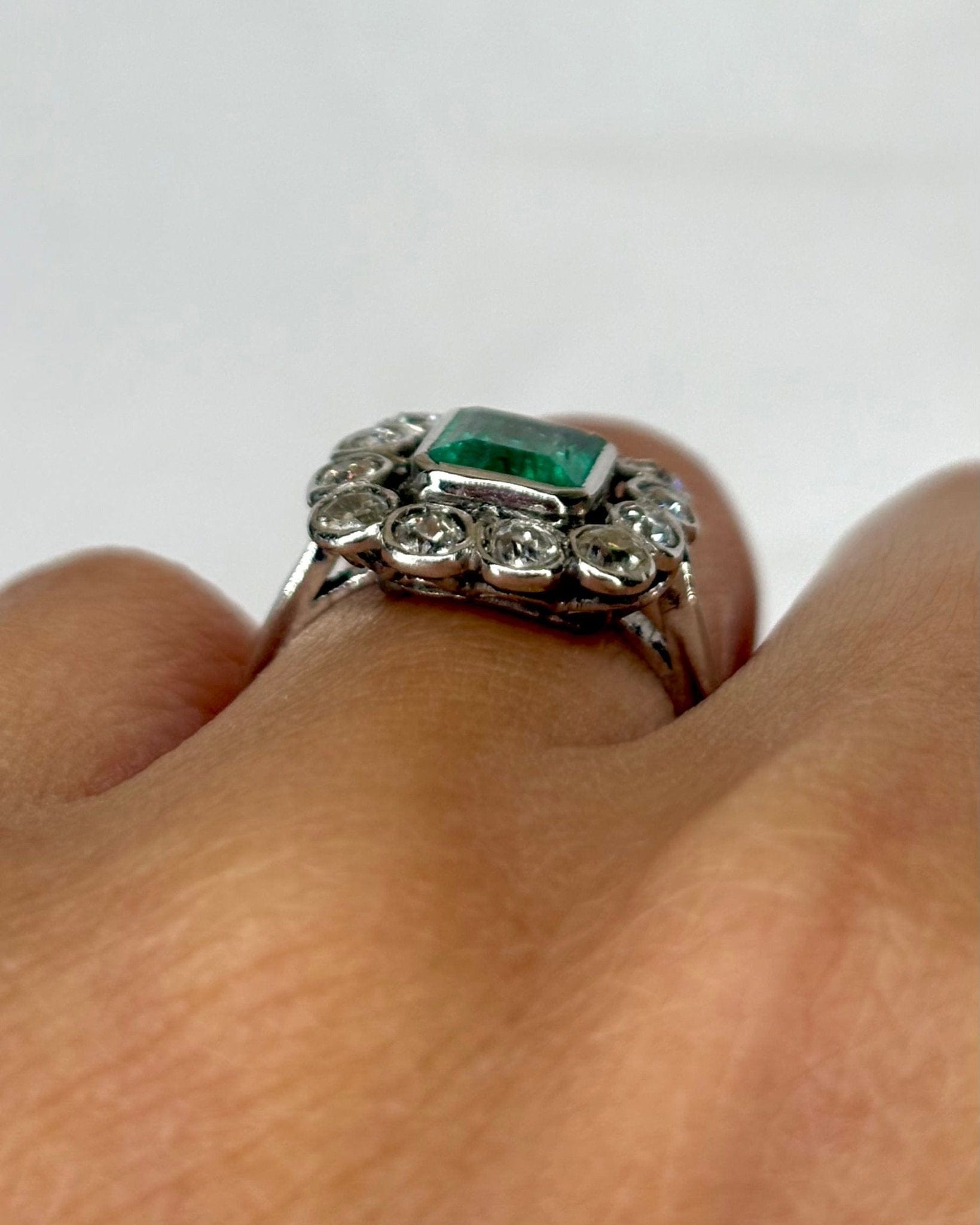 Bague Marguerite Art Déco Emeraude 2 carats &amp; Diamants "Bertille" - Elliade Paris