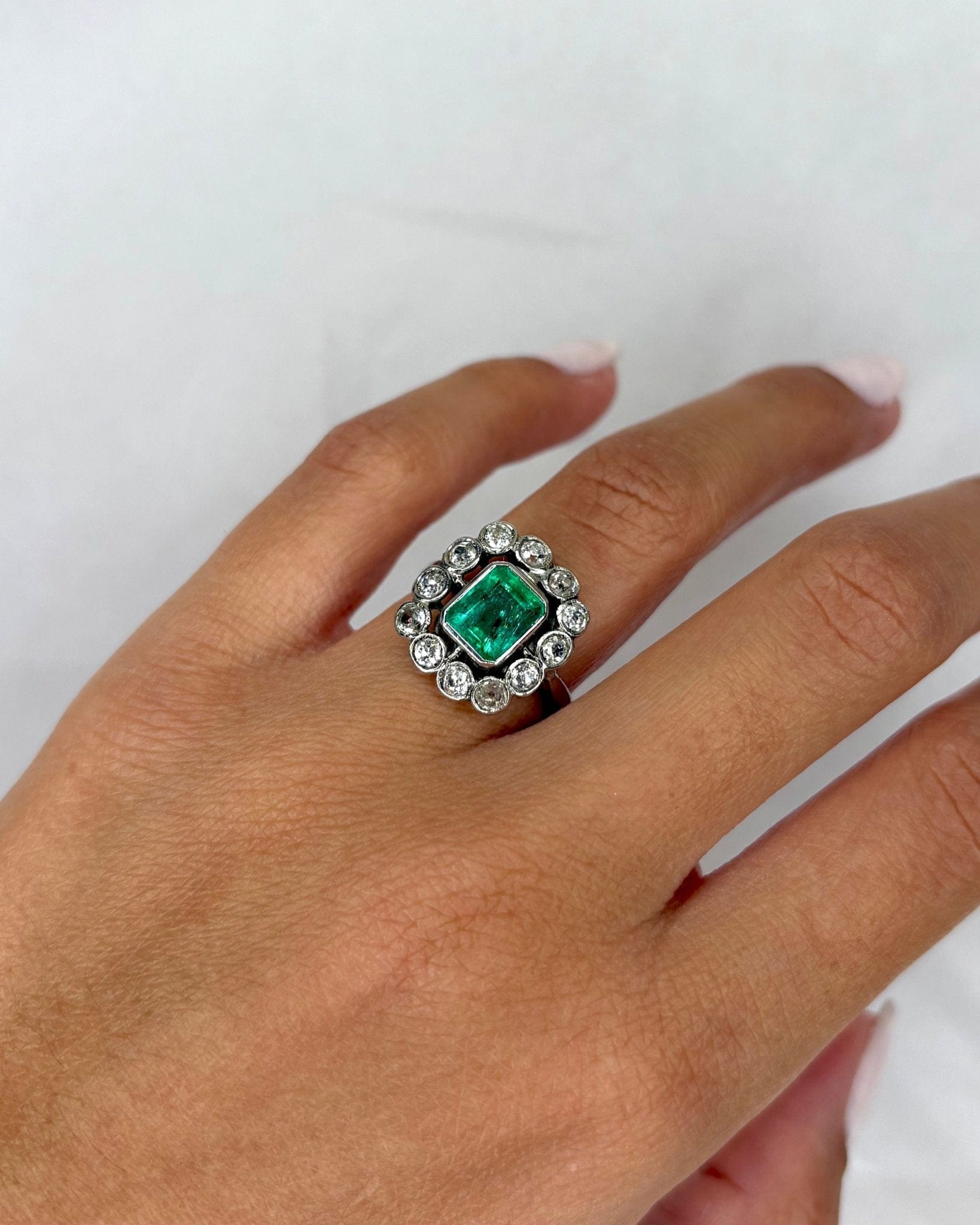 Bague Marguerite Art Déco Emeraude 2 carats &amp; Diamants "Bertille" - Elliade Paris