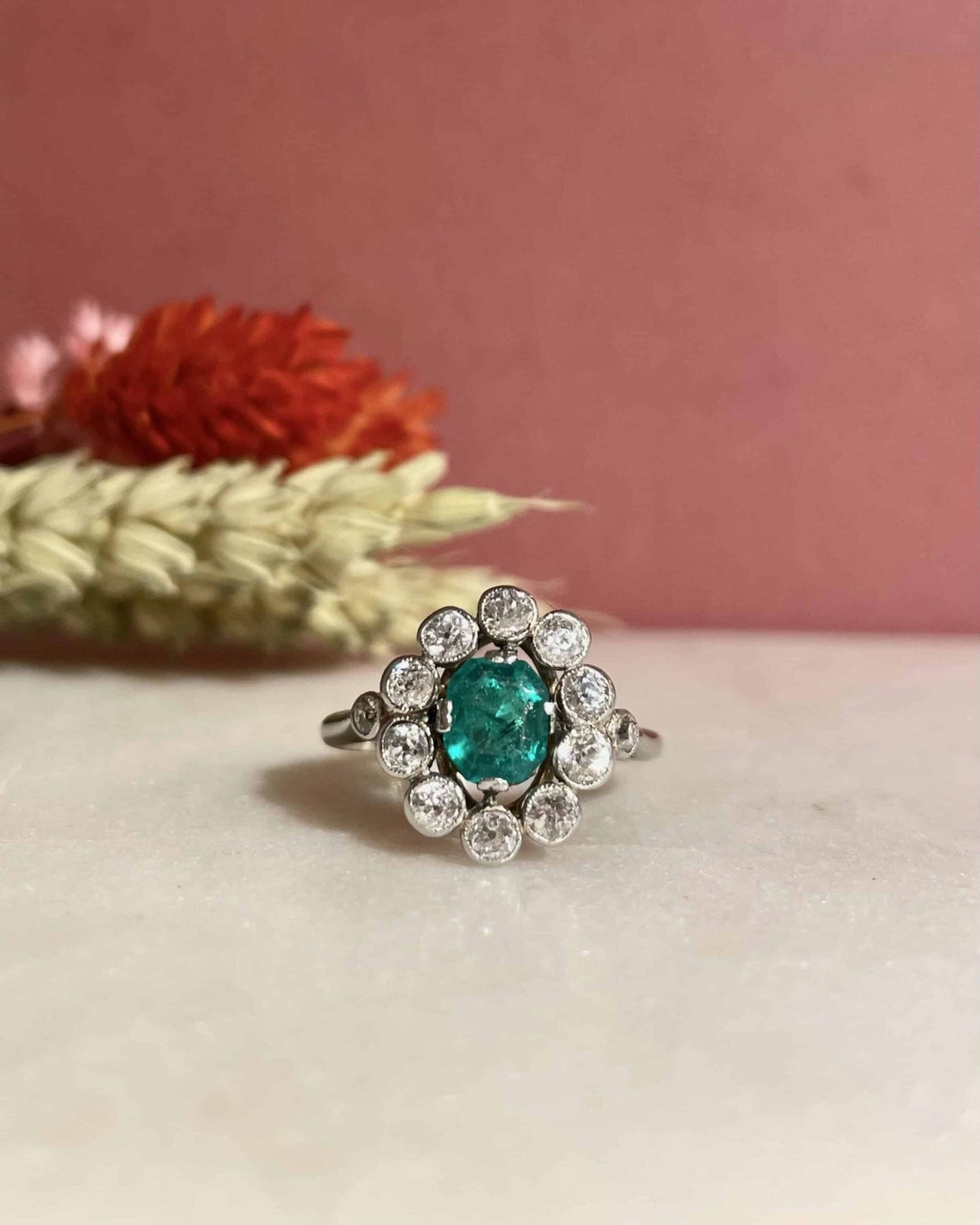 Bague Marguerite Art - Déco Émeraude et Diamants &quot;Anastasia&quot; - Elliade Paris