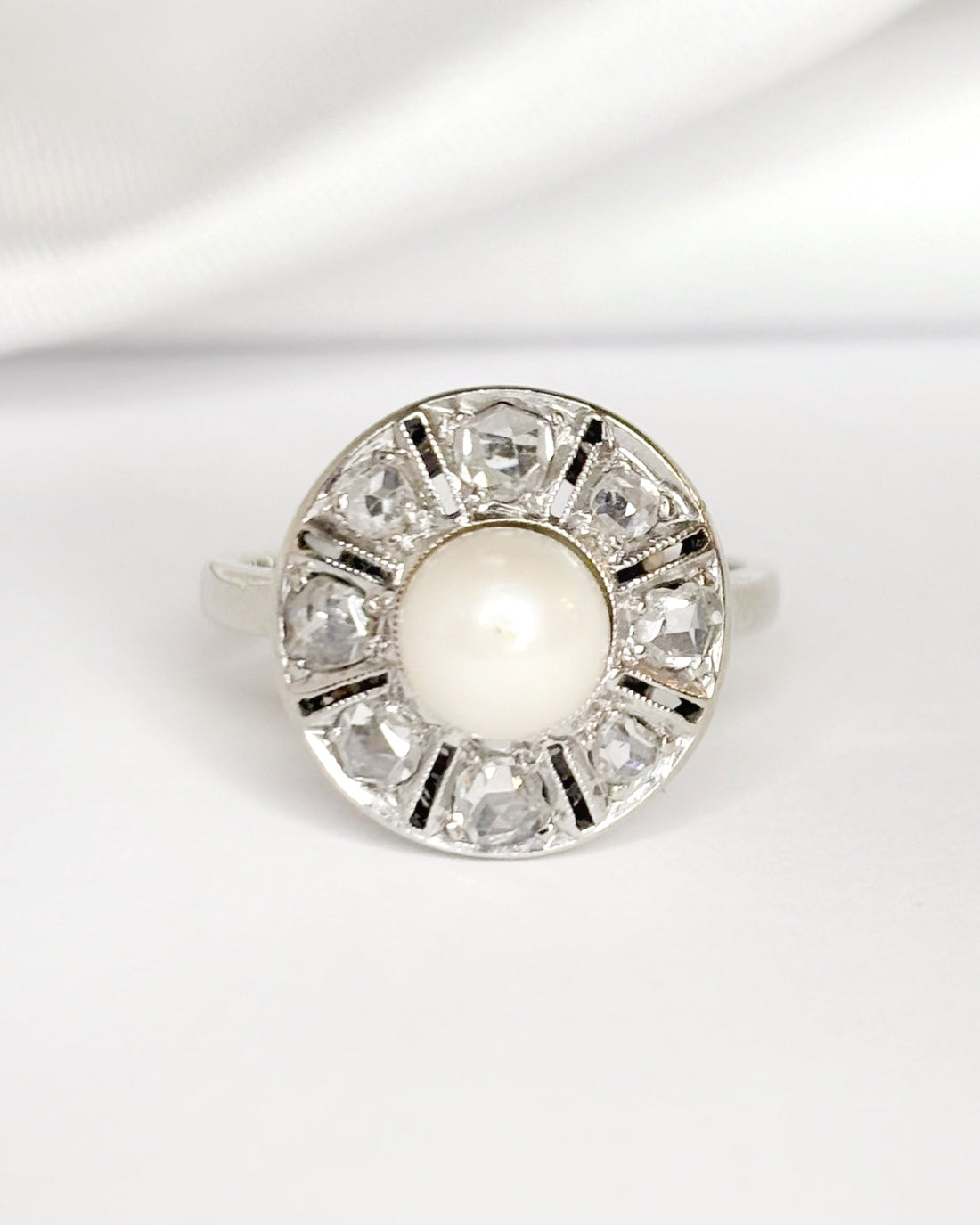 Bague Marguerite Art - Déco Perle &amp; Diamants 0.40 carat "Indigo" - Elliade Paris