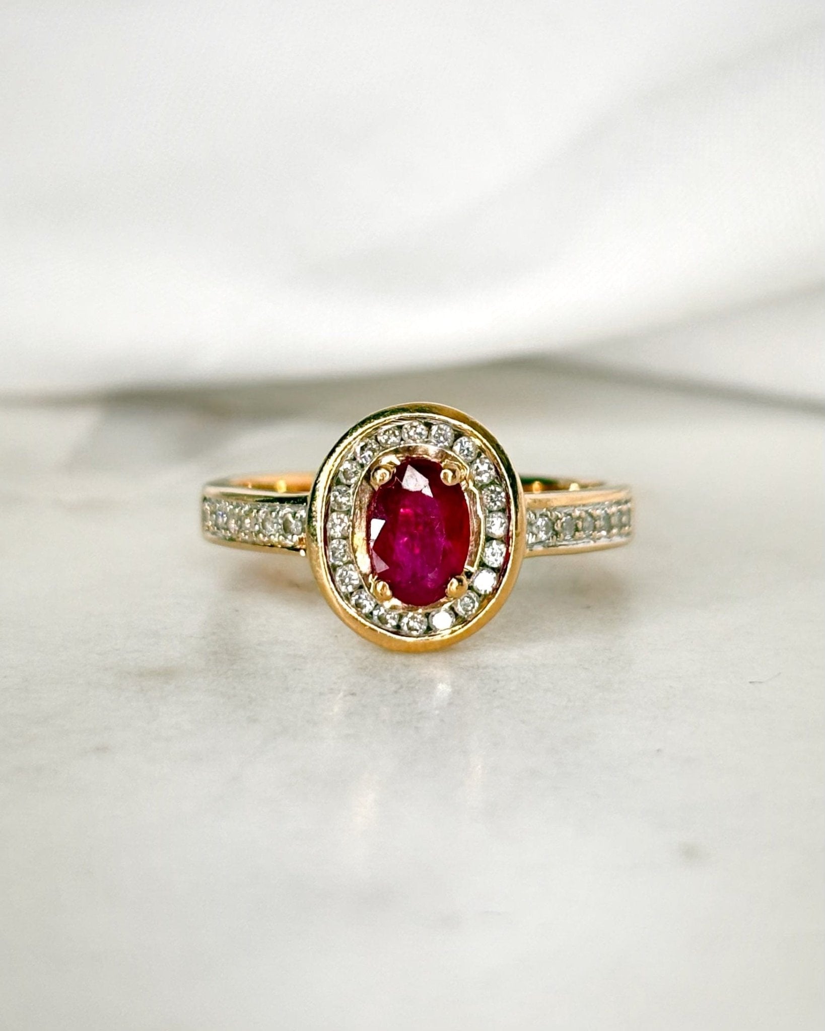 Bague Marguerite Art Déco Rubis 0.80 carat &amp; Diamants 0.44 carat "Carmen" - Elliade Paris