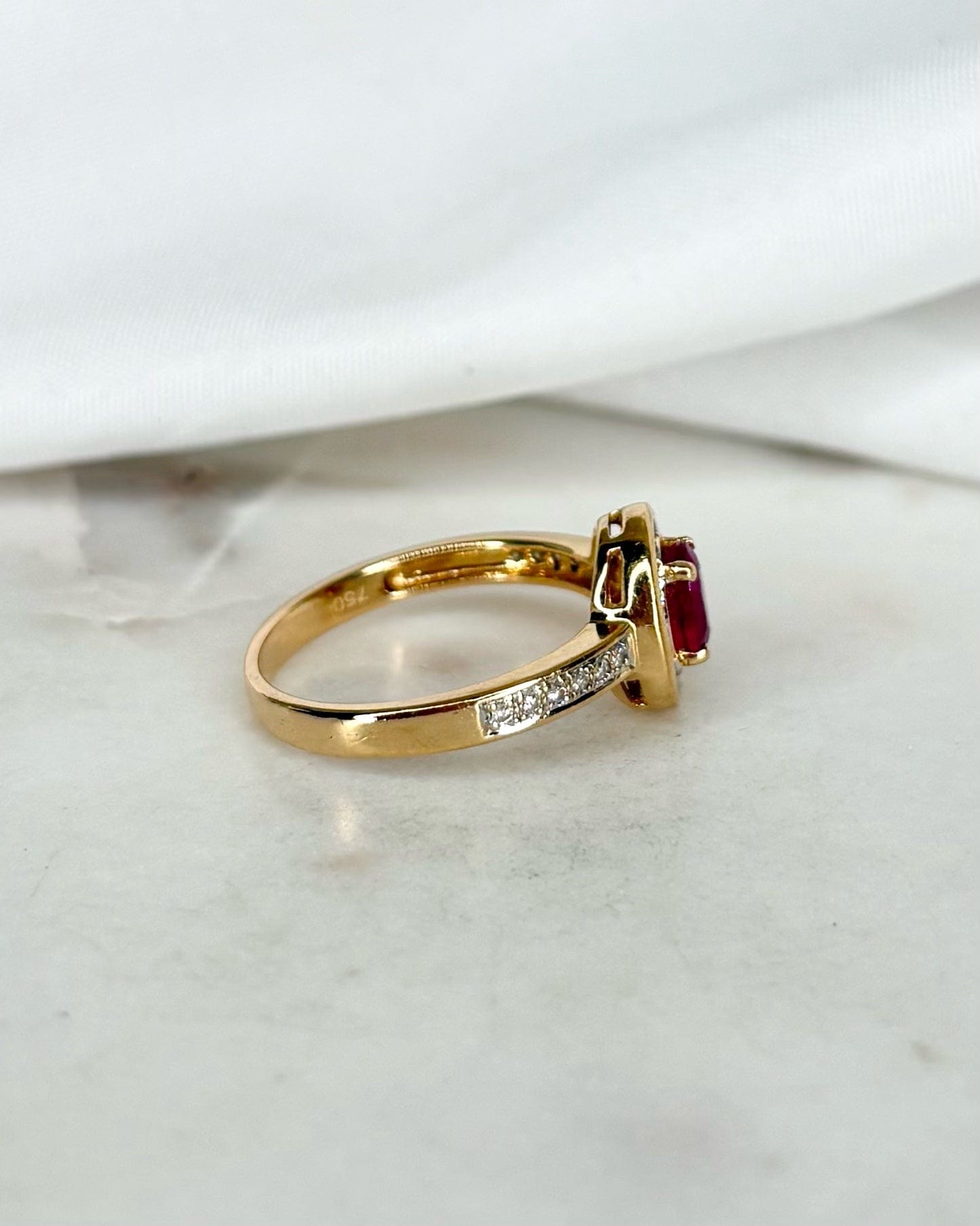 Bague Marguerite Art Déco Rubis 0.80 carat &amp; Diamants 0.44 carat "Carmen" - Elliade Paris