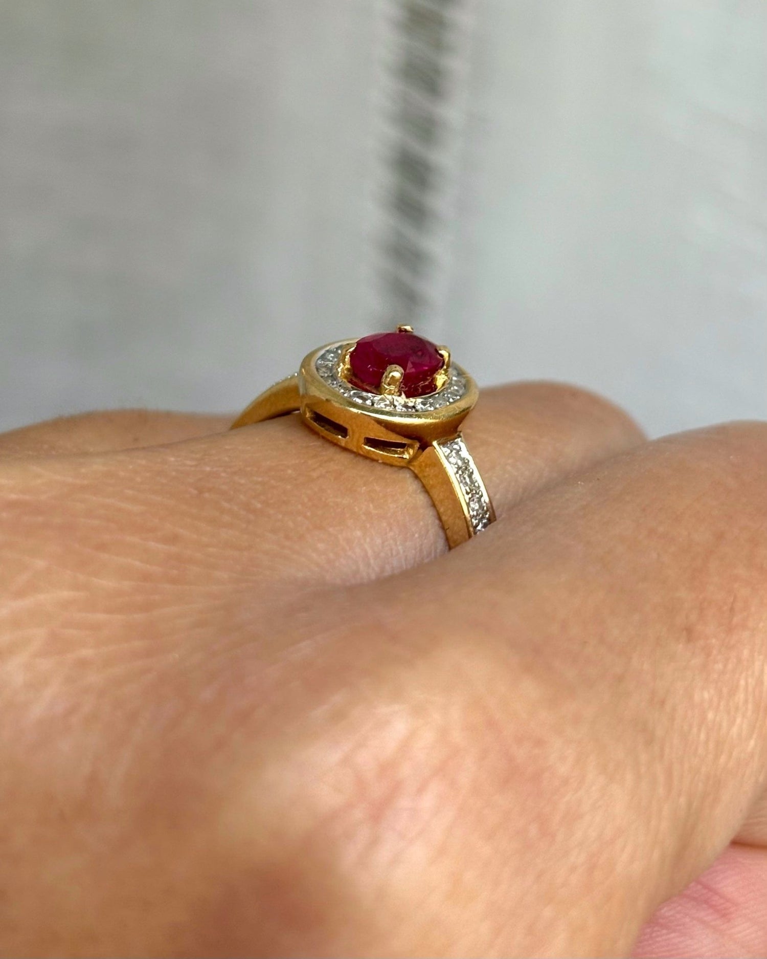 Bague Marguerite Art Déco Rubis 0.80 carat &amp; Diamants 0.44 carat &quot;Carmen&quot; - Elliade Paris