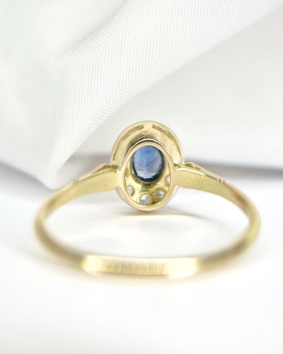 Bague Marguerite Art-Déco Saphir 0.57 carat &amp; Diamants "Célia" - Elliade Paris