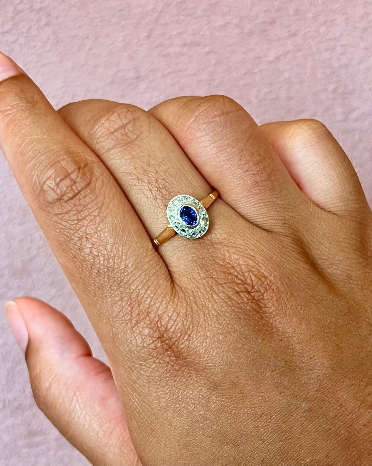 Bague Marguerite Art-Déco Saphir 0.57 carat &amp; Diamants "Célia" - Elliade Paris