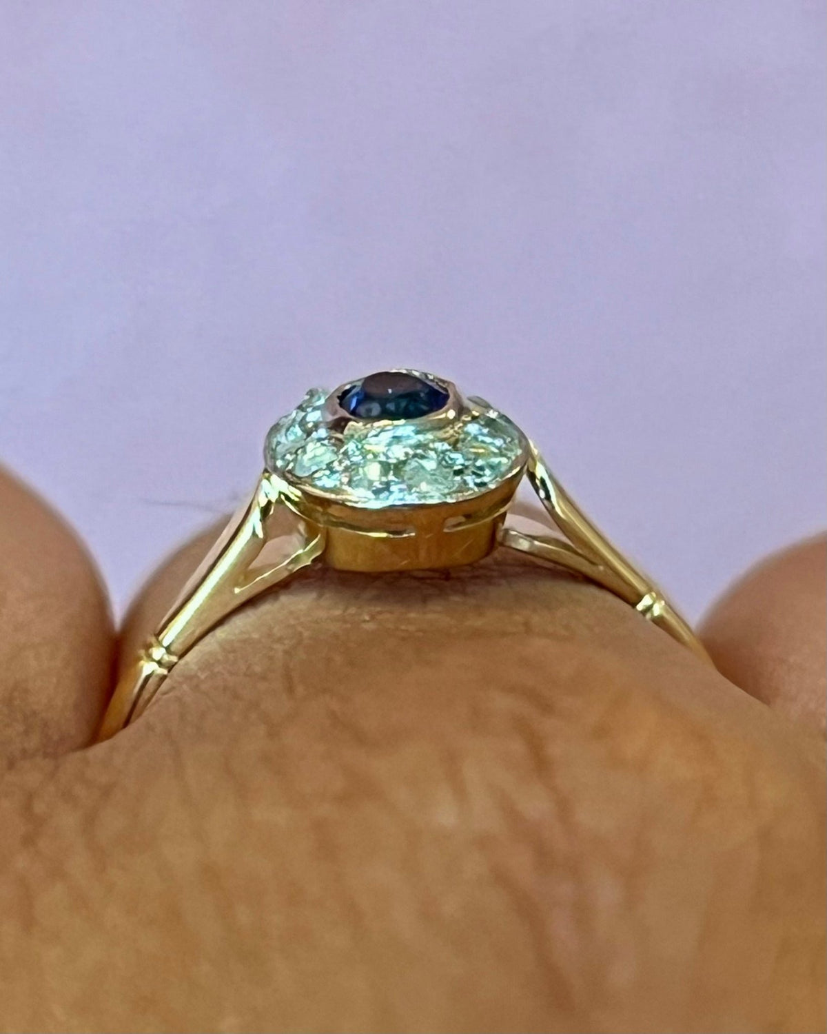 Bague Marguerite Art-Déco Saphir 0.57 carat &amp; Diamants "Célia" - Elliade Paris