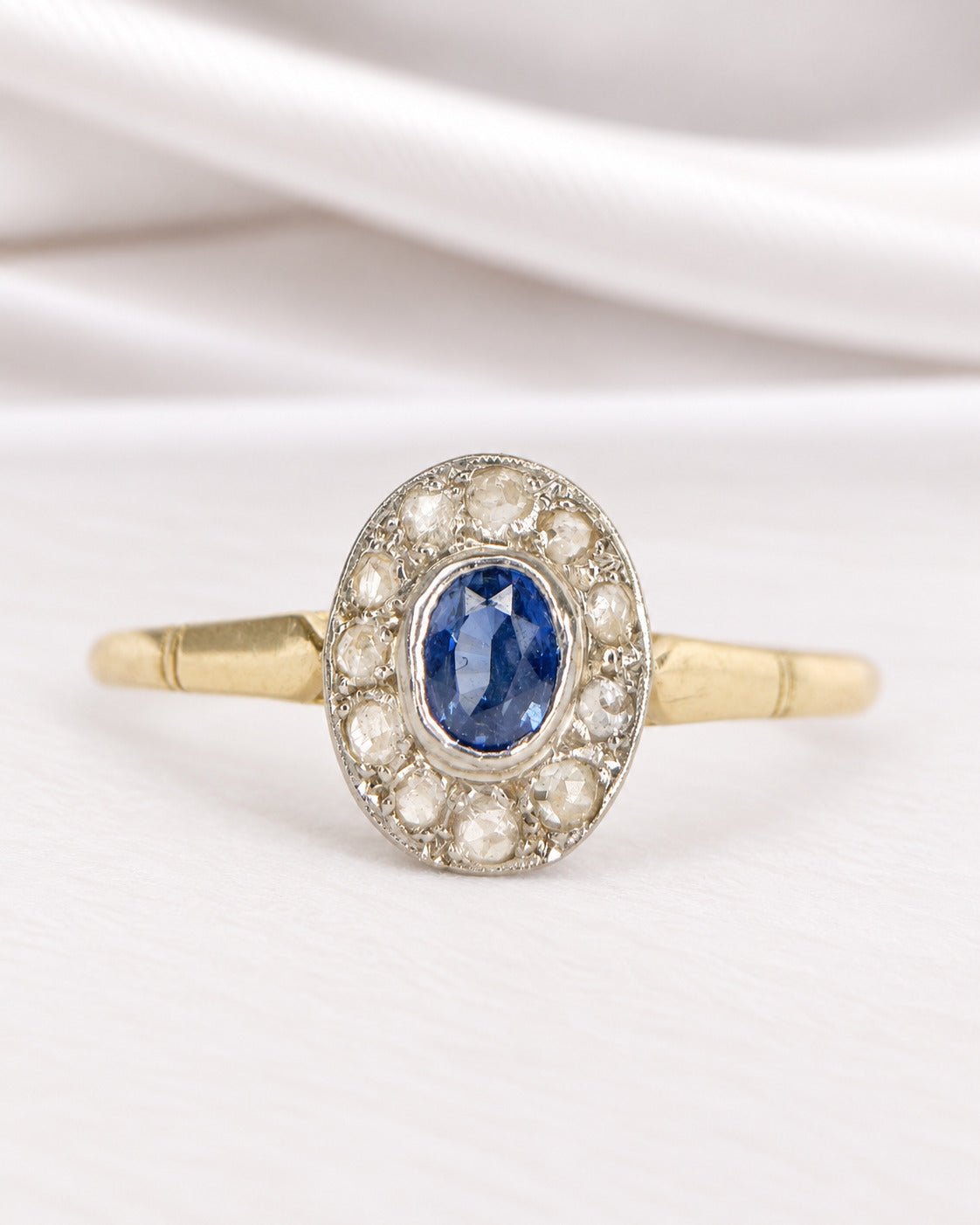Bague Marguerite Art-Déco Saphir 0.57 carat &amp; Diamants "Célia" - Elliade Paris