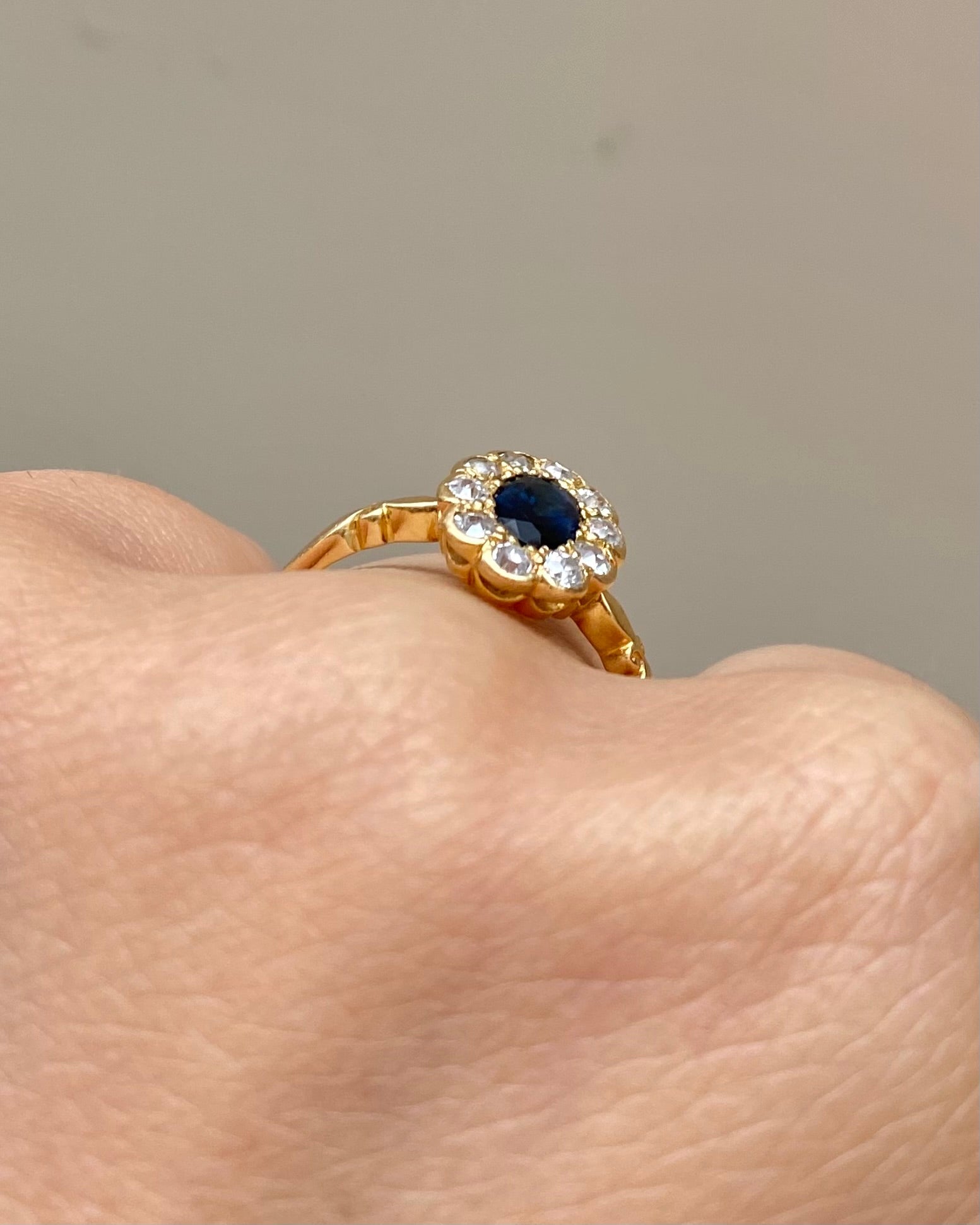 Bague Marguerite Art - déco Saphir 0.62 carat &amp; 10 Diamants "Rafaela" - Elliade Paris