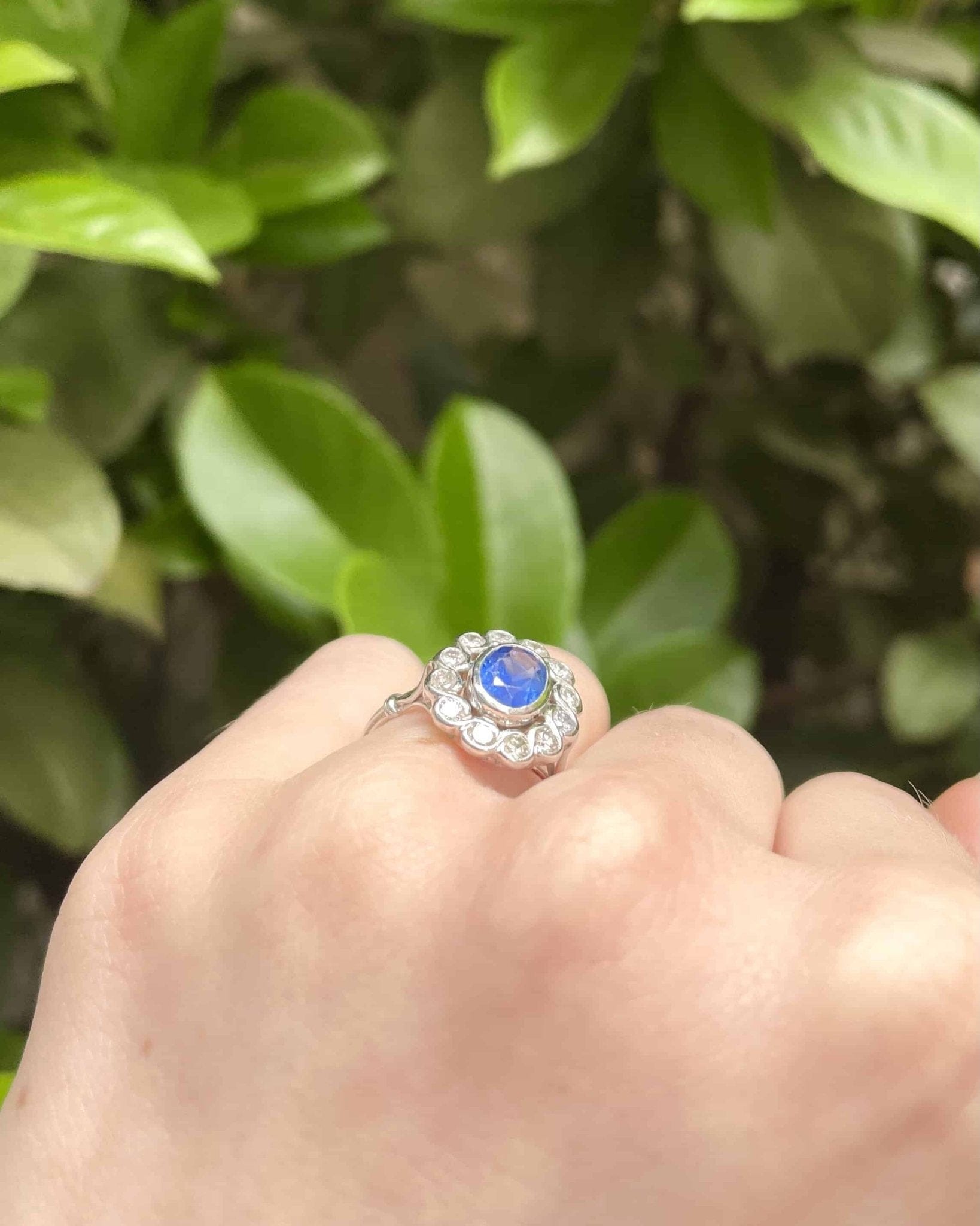 Bague Marguerite Art - Déco Saphir 1.25 carat &amp; diamants “Alicia” - Elliade Paris