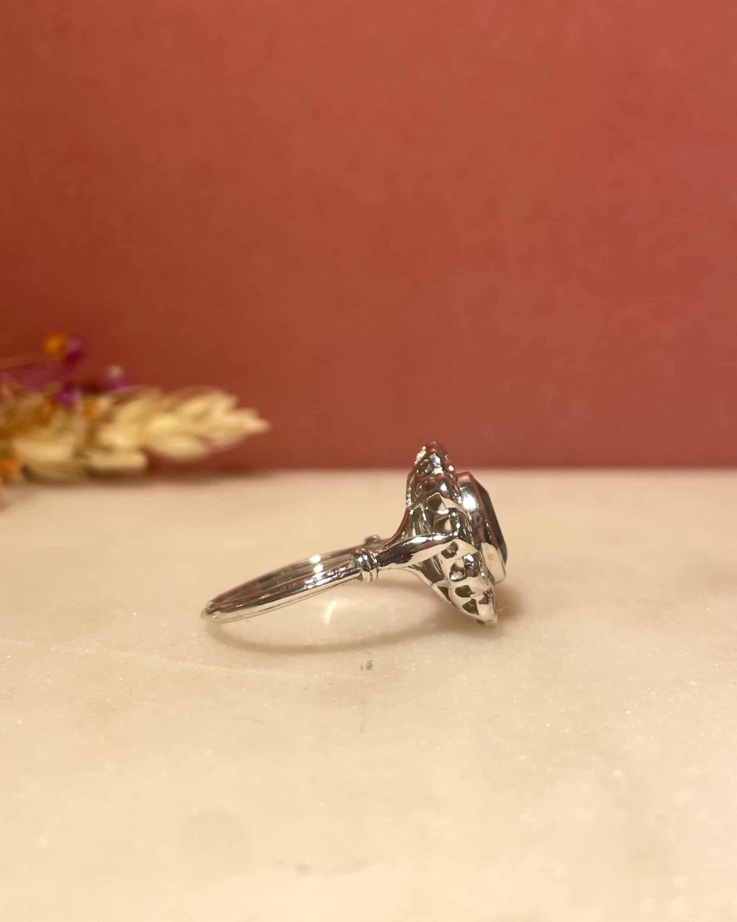 Bague Marguerite Art - Déco Saphir 1.25 carat &amp; diamants “Alicia” - Elliade Paris